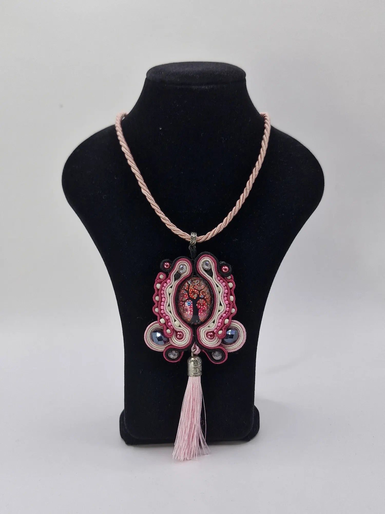 Naszyjnik sutasz „Pink Tree & Tassel” — z chwostem