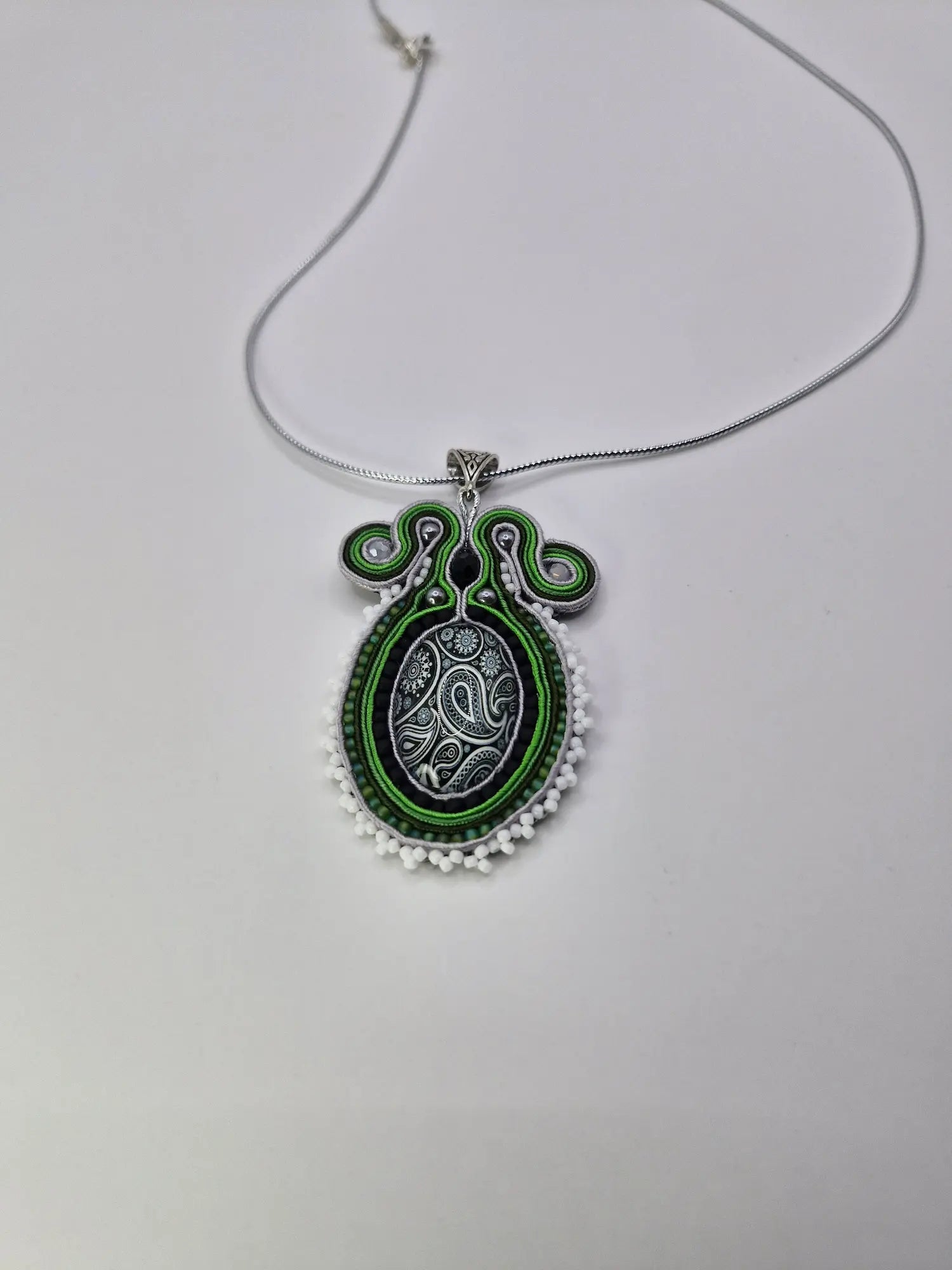 Wisior sutasz „Leśny Paisley”