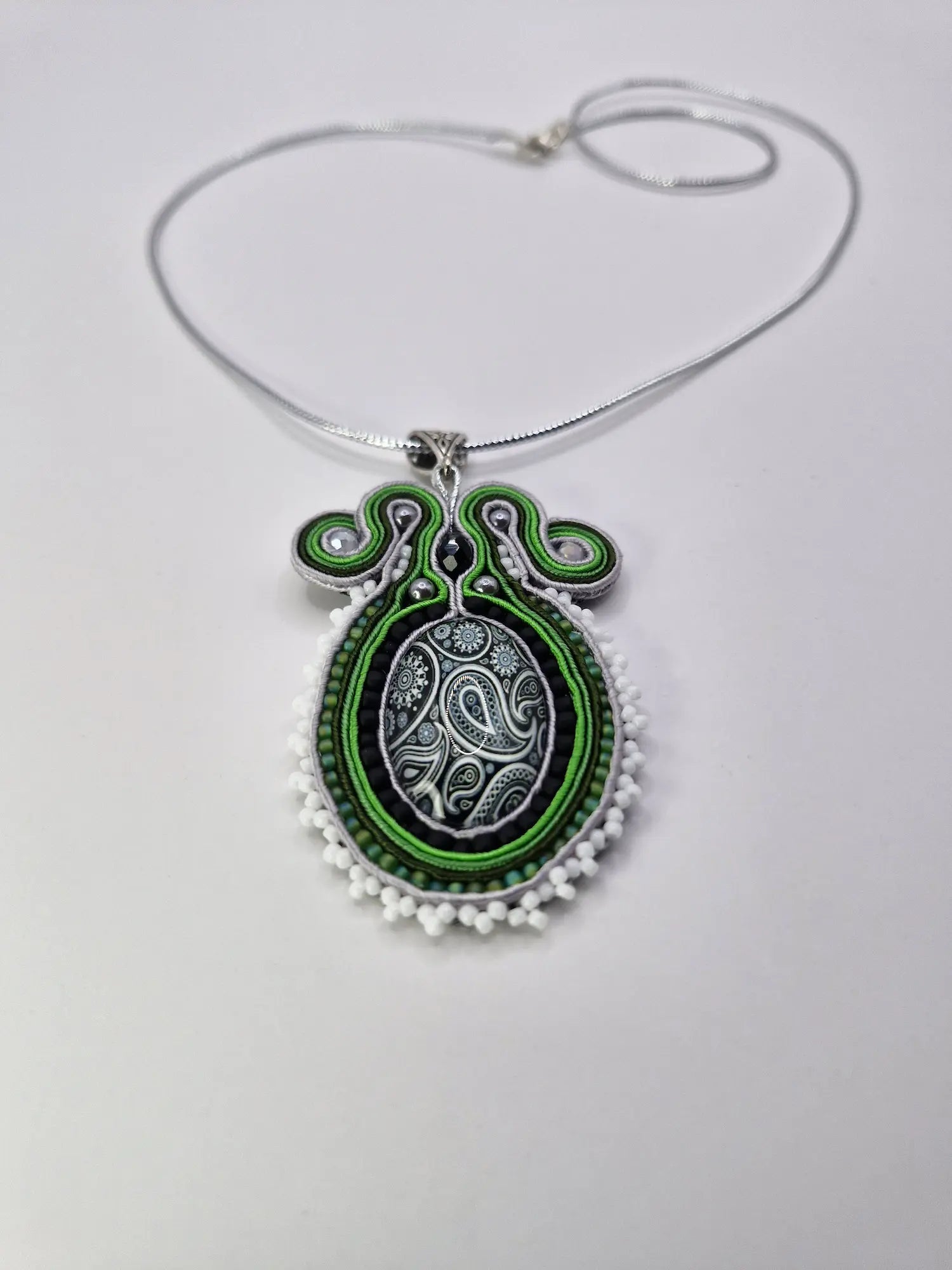 Komplet sutasz „Zielony Paisley” — wisior i kolczyki