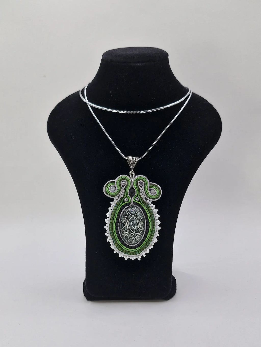 Komplet sutasz „Zielony Paisley” — wisior i kolczyki