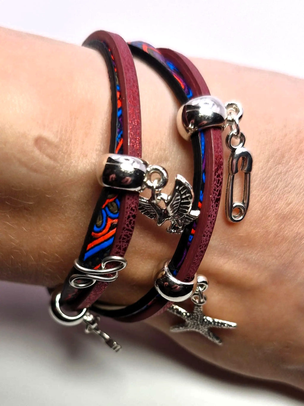 Bransoletka wrap „Burgund Charms” — skóra eco + zawieszki