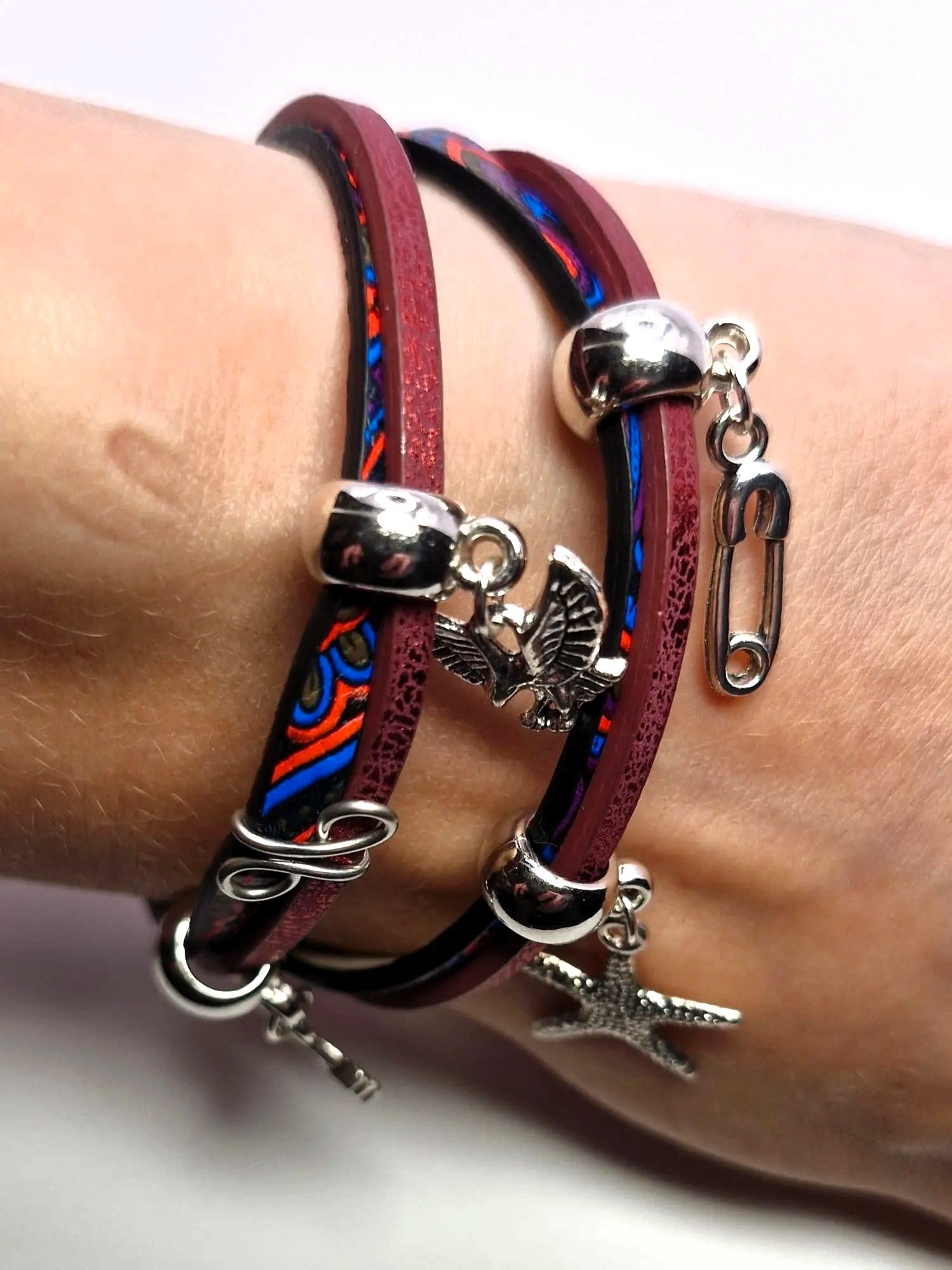 Bransoletka wrap „Burgund Charms” — skóra eco + zawieszki