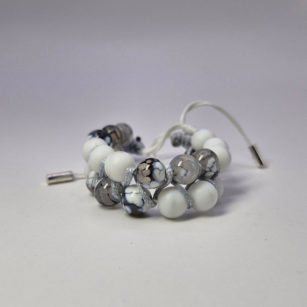 Bransoletka biało-szary miks — chłodna makrama