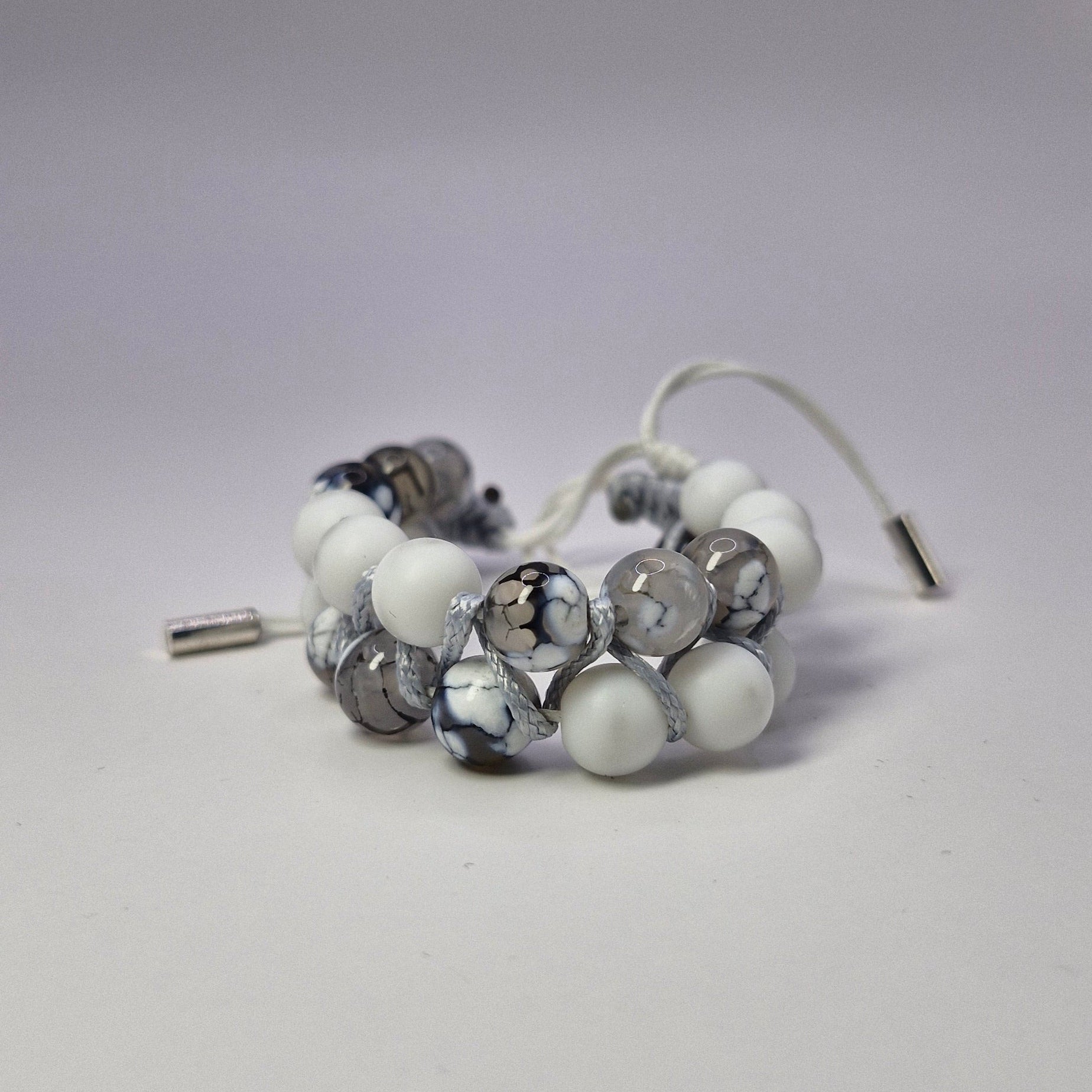 Bransoletka biało-szary miks — chłodna makrama