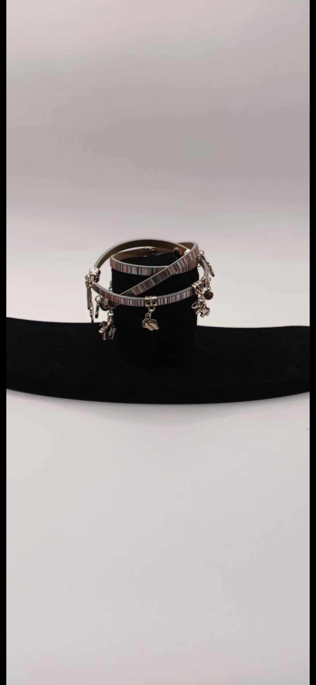 Bransoletka ze skóry eko owijana z zawieszkami – boho stripes