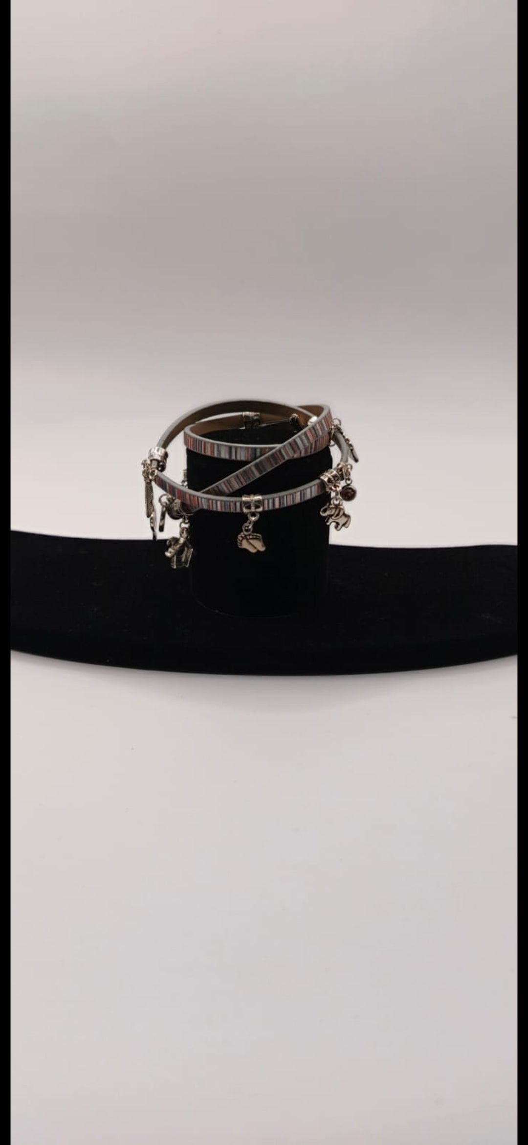 Bransoletka ze skóry eko owijana z zawieszkami – boho stripes