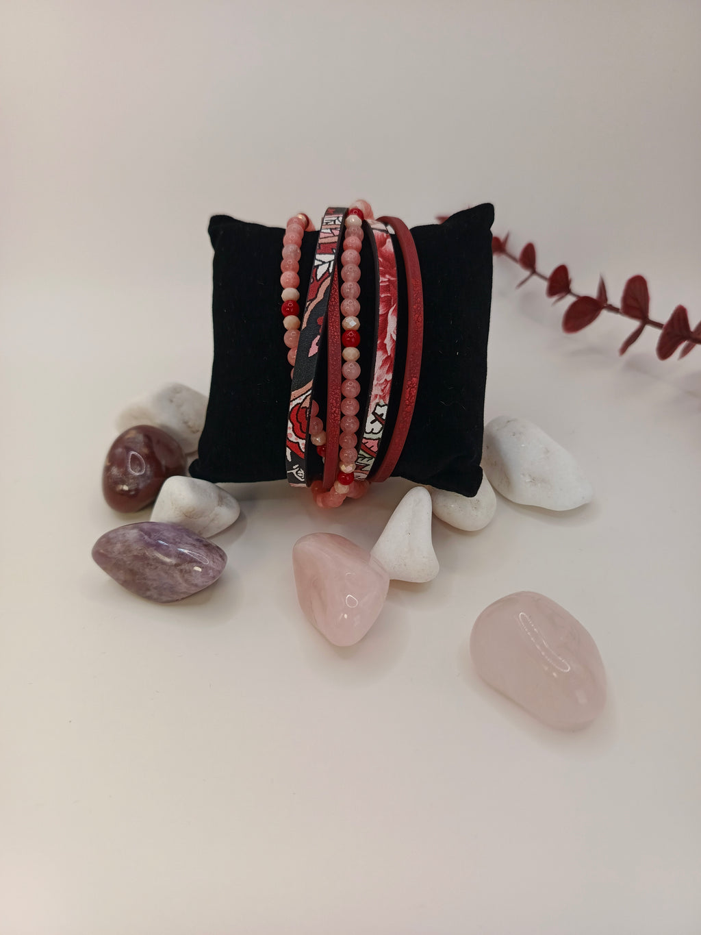 Bransoletka skóra eko z kamieniami naturalnymi (odcienie różu) chalcedon
