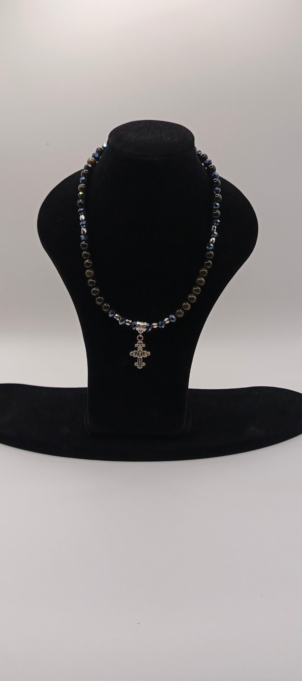 Naszyjnik z kamieni naturalnych z krzyżykiem — obsydian