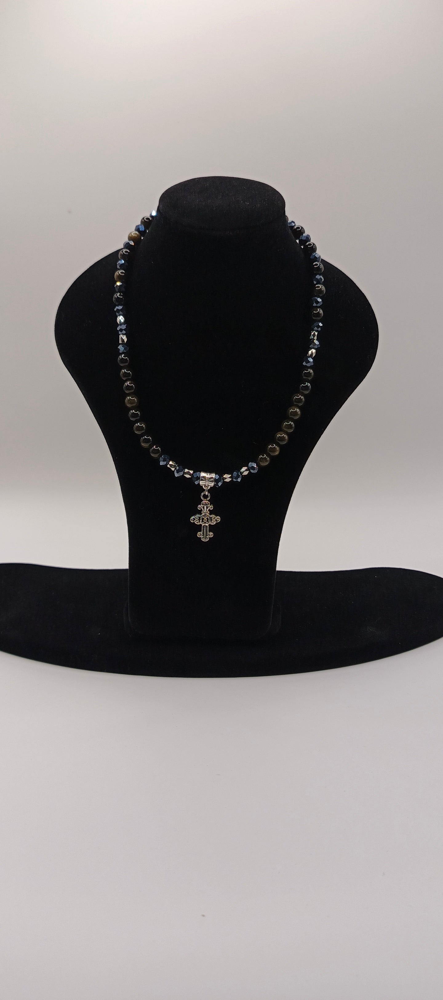 Naszyjnik z kamieni naturalnych z krzyżykiem — obsydian