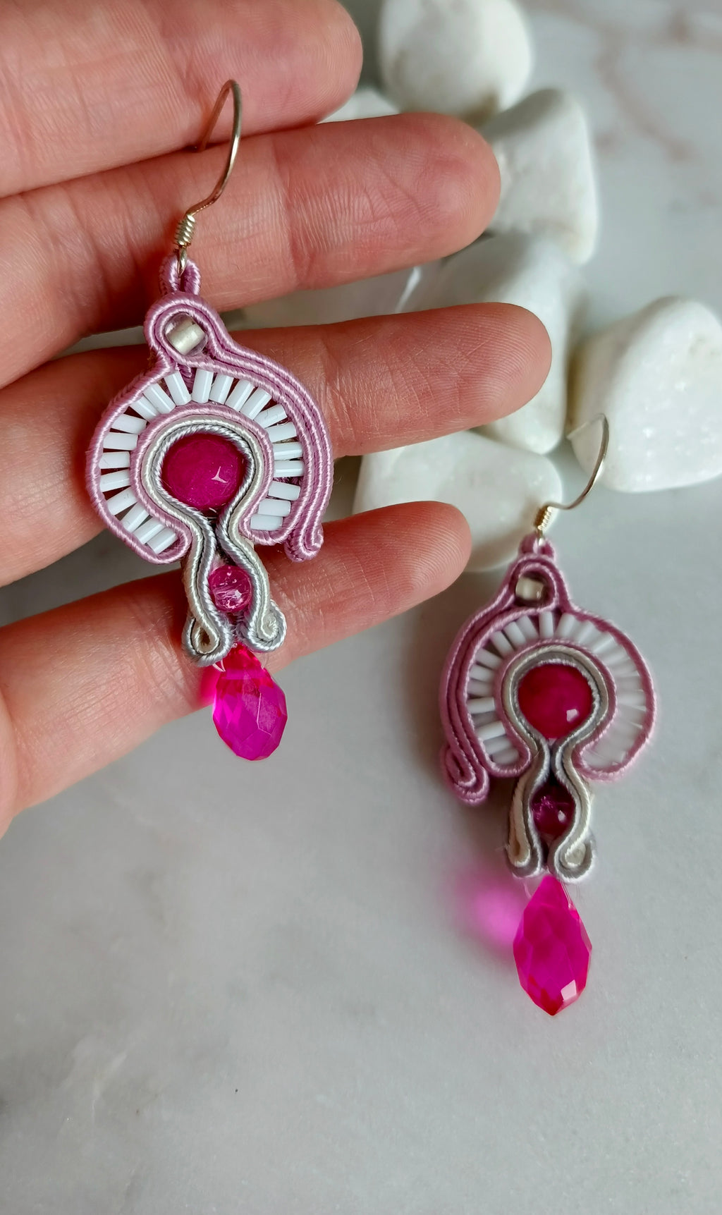 Kolczyki sutasz Pink Crystal Drop – pudrowy róż z malinową kroplą