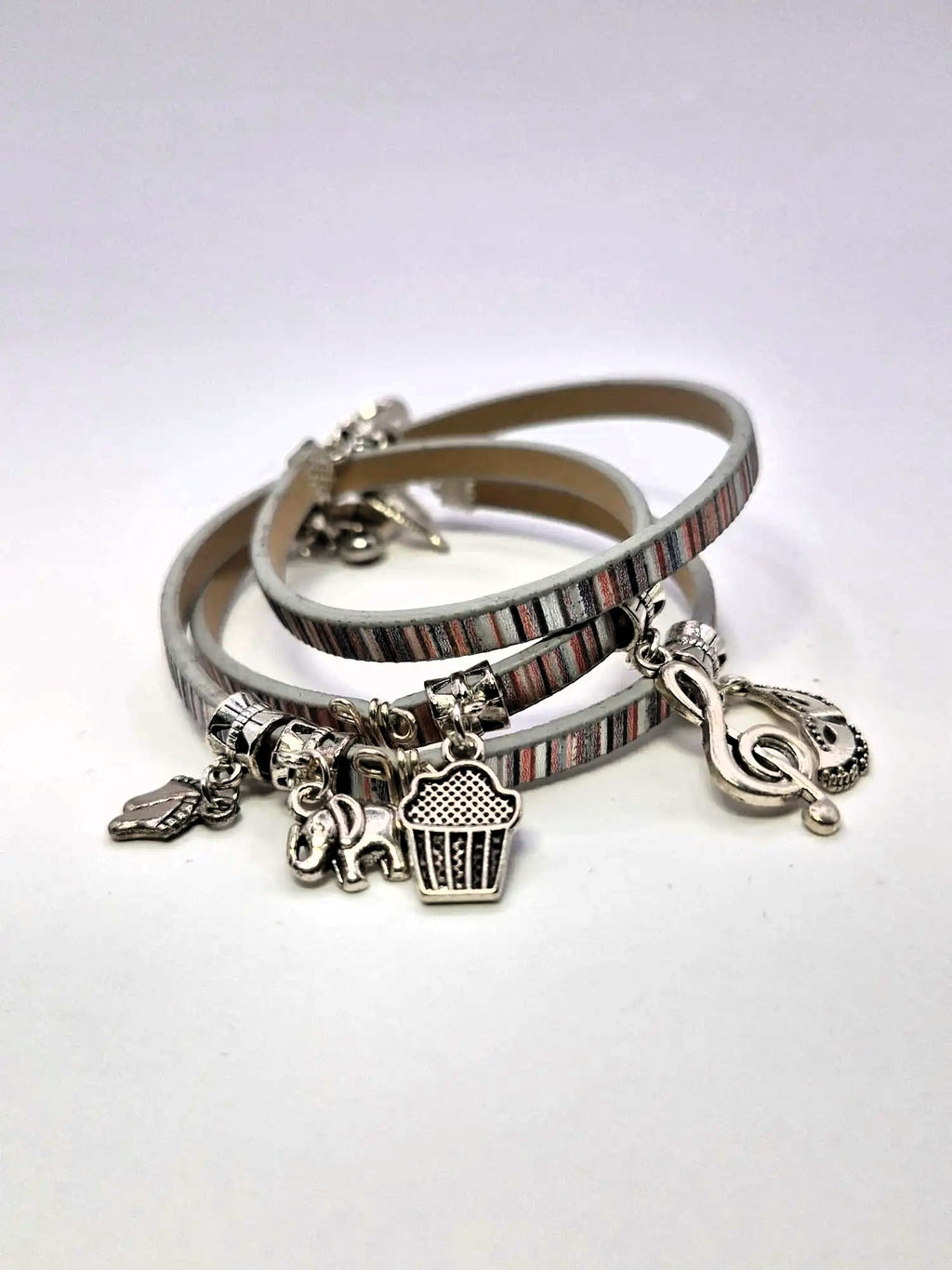 Bransoletka ze skóry eko owijana z zawieszkami – boho stripes