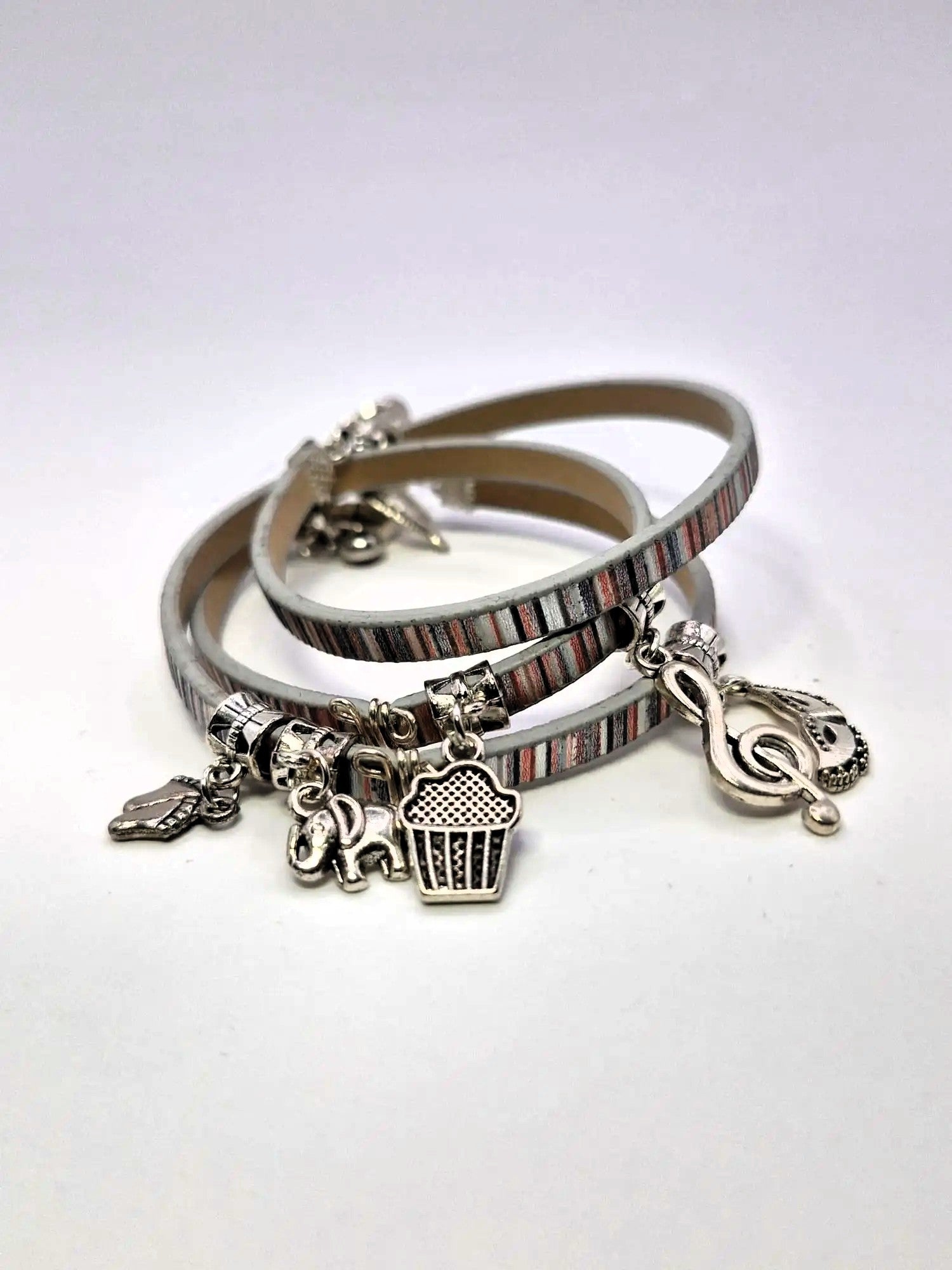 Bransoletka ze skóry eko owijana z zawieszkami – boho stripes