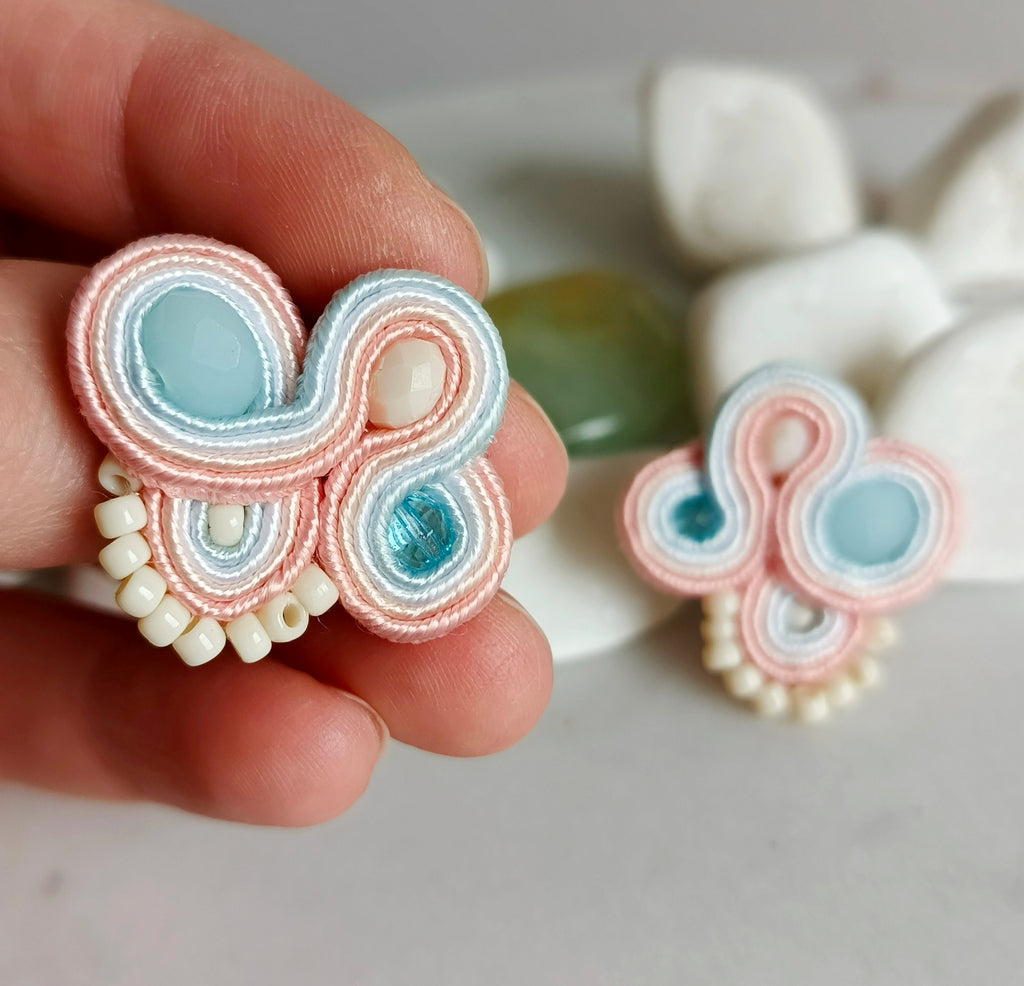 Kolczyki sutasz Pastel Clouds – błękit i róż, drobne perełki
