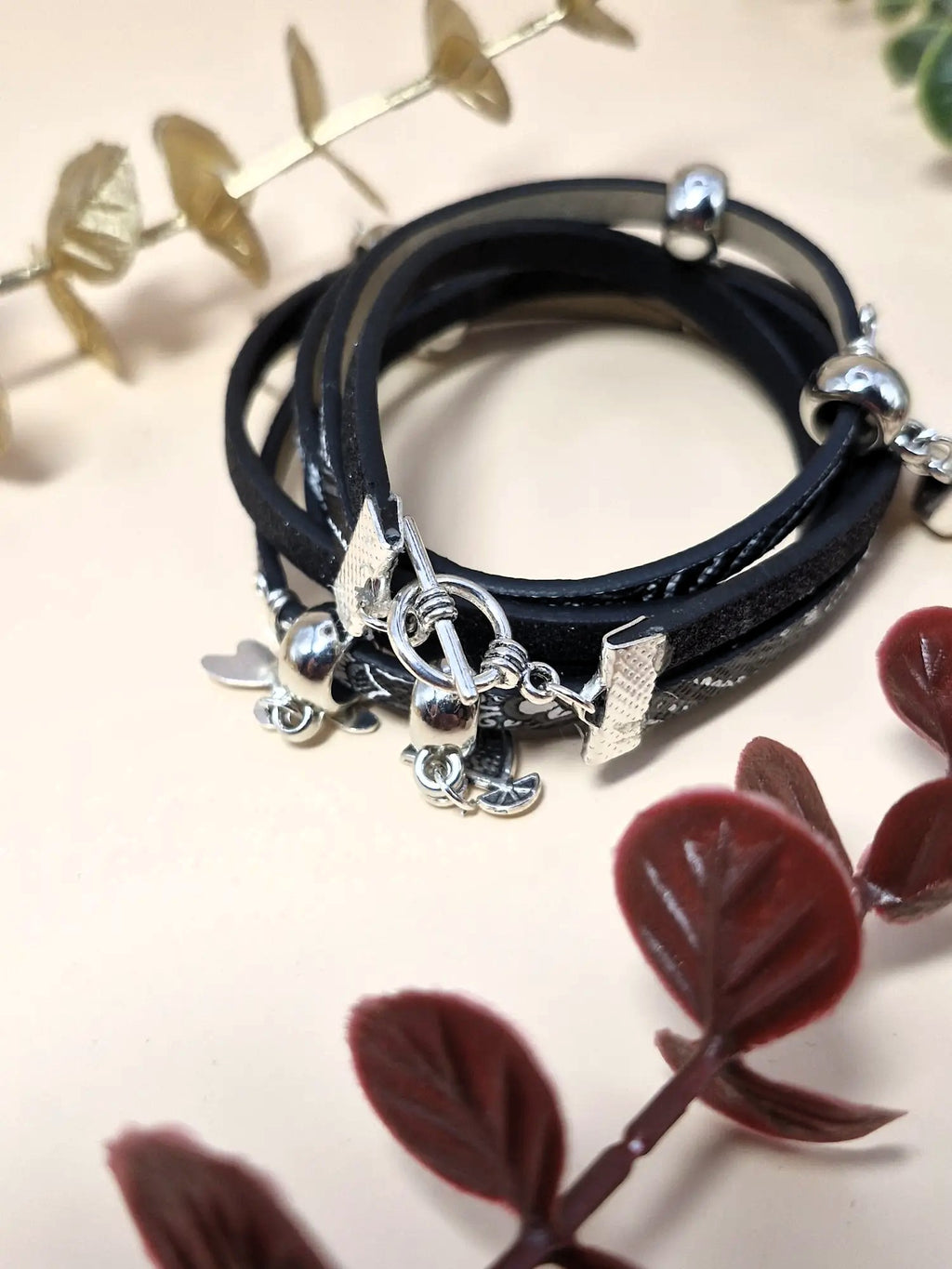 Bransoletka wielopaskowa z zawieszkami – czarna (HANDMADE WITH LOVE)