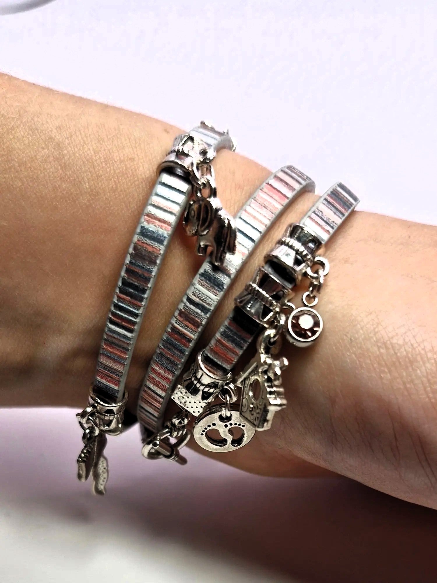 Bransoletka ze skóry eko owijana z zawieszkami – boho stripes