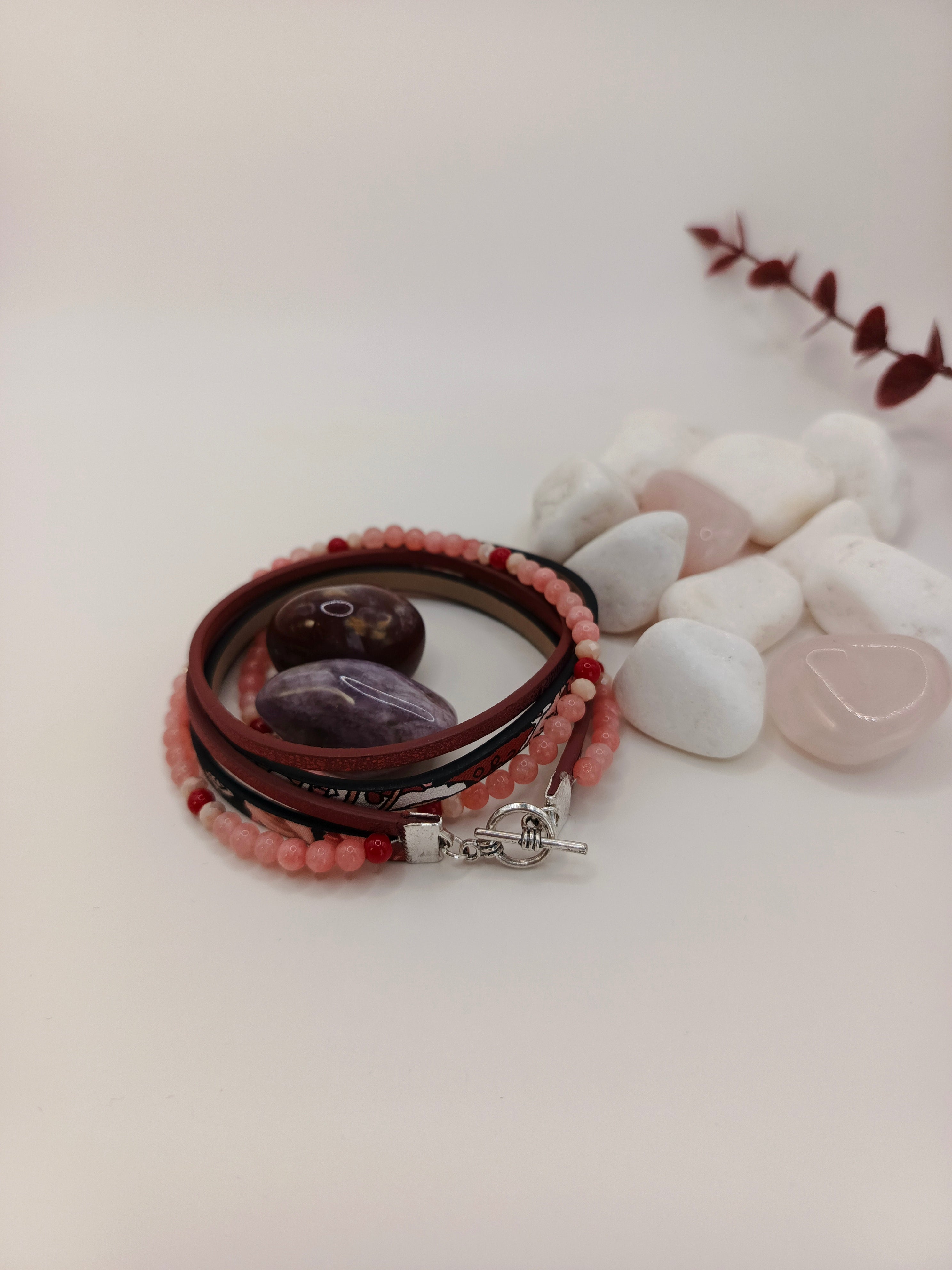 Bransoletka skóra eko z kamieniami naturalnymi (odcienie różu) chalcedon