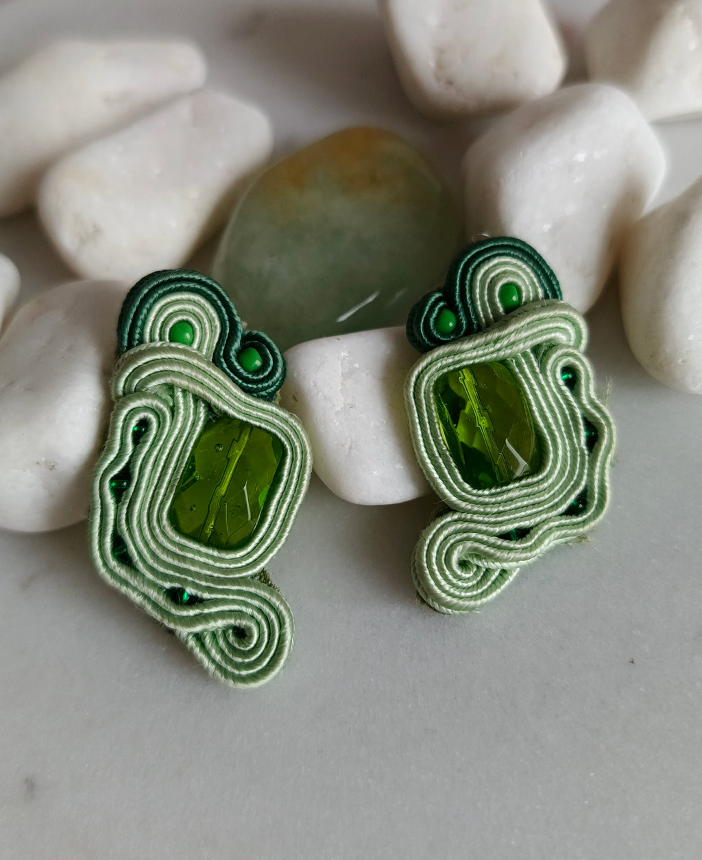 Kolczyki sutasz Lime Twist Mini – limonkowe, asymetryczna linia