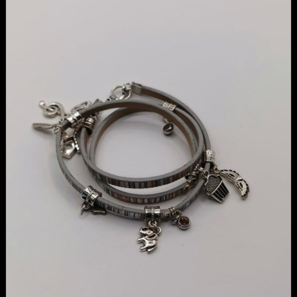 Bransoletka ze skóry eko owijana z zawieszkami – boho stripes