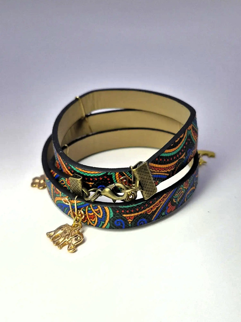 Bransoletka skórzana eko z zawieszkami – wzór etniczny (kolorowa)