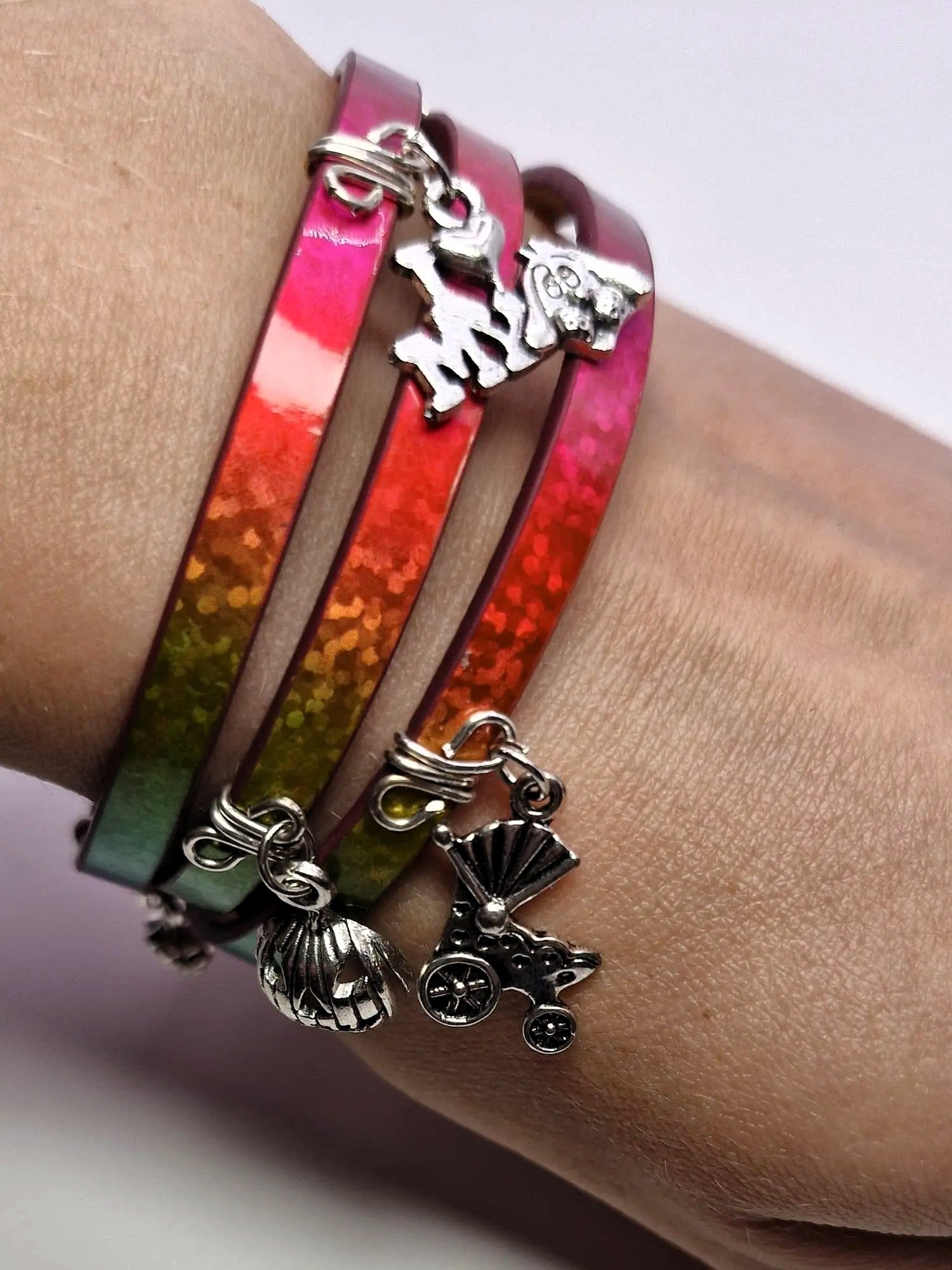 Bransoletka wrap „Neon Ombre Charms” — skóra eco + zawieszki