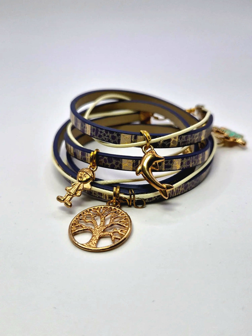 Bransoletka wrap skóra eko „Indigo Charms” — granat ze złotymi zawieszkami