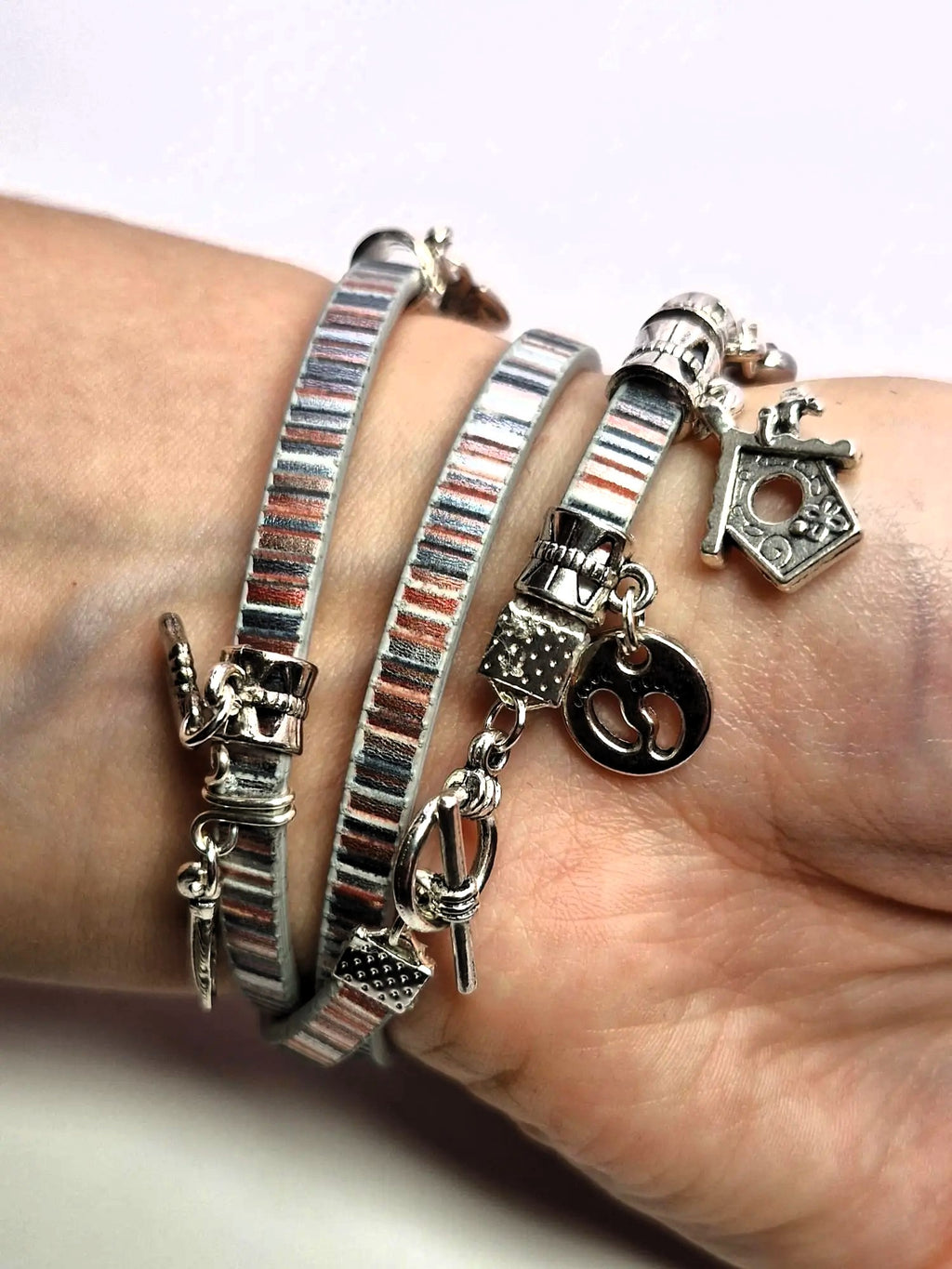 Bransoletka ze skóry eko owijana z zawieszkami – boho stripes