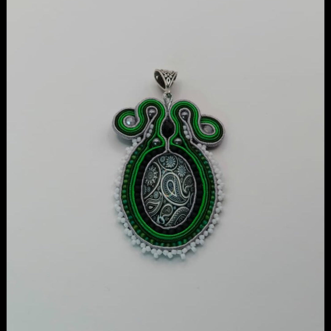 Komplet sutasz „Zielony Paisley” — wisior i kolczyki