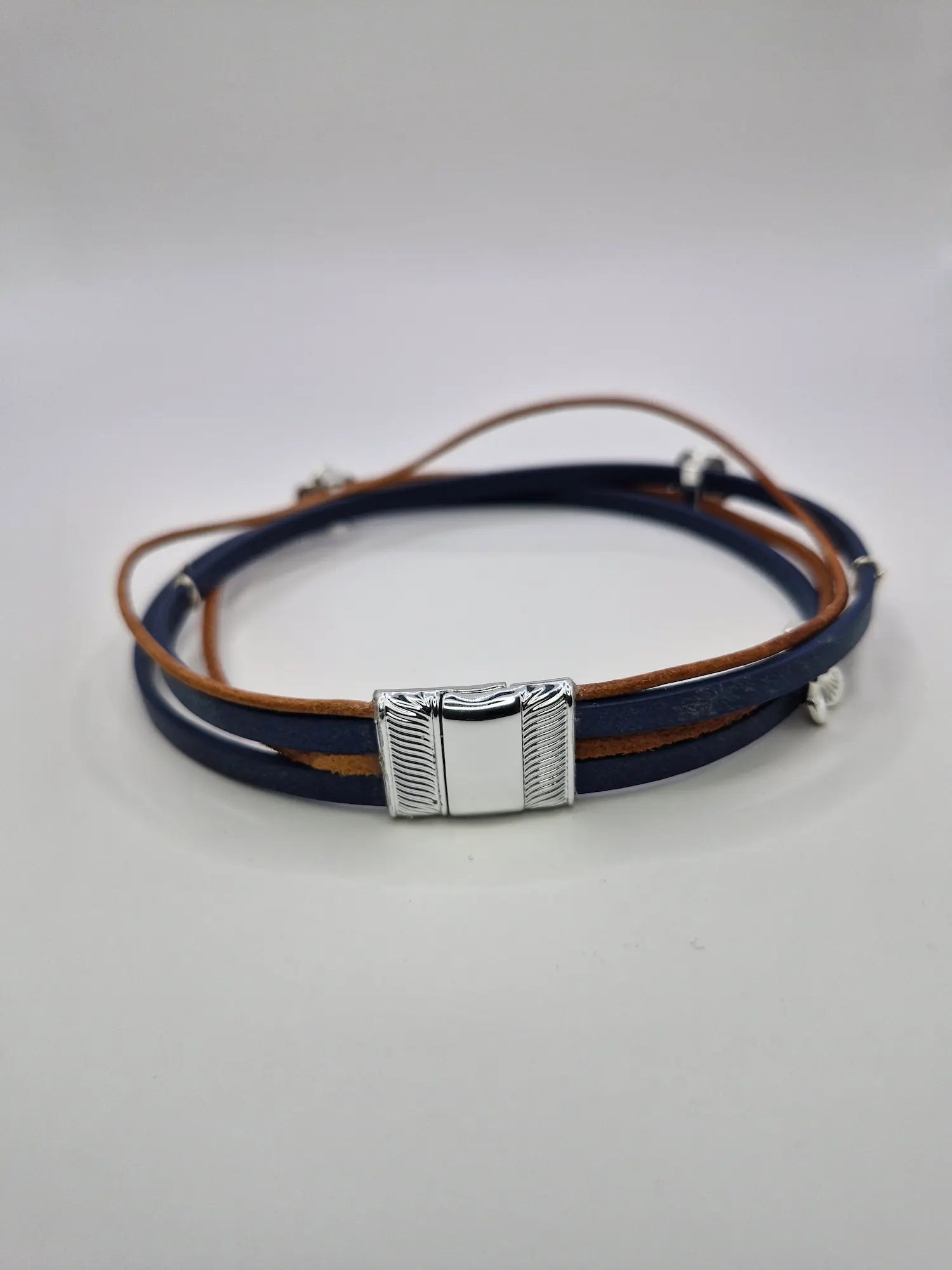 Bransoletka owijana ze skóry eko – granatowa z detalami w kolorze srebra