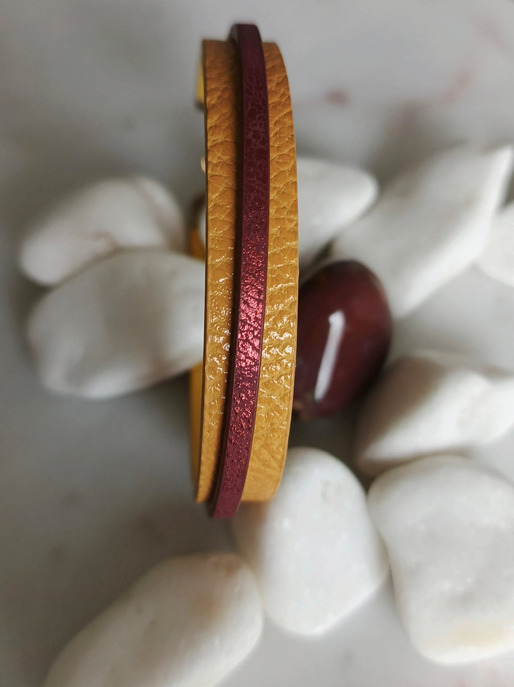 Bransoletka skóra eko „Sun & Ruby” — żółty z rubinową linią