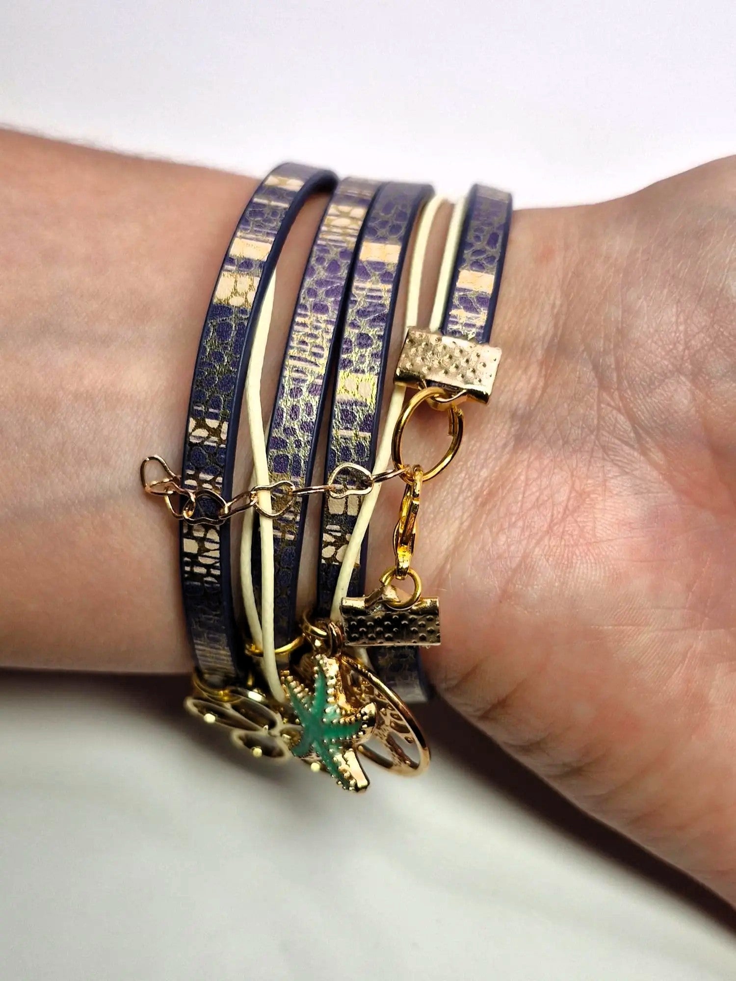 Bransoletka wrap „Indigo Charms” — granat ze złotymi zawieszkami