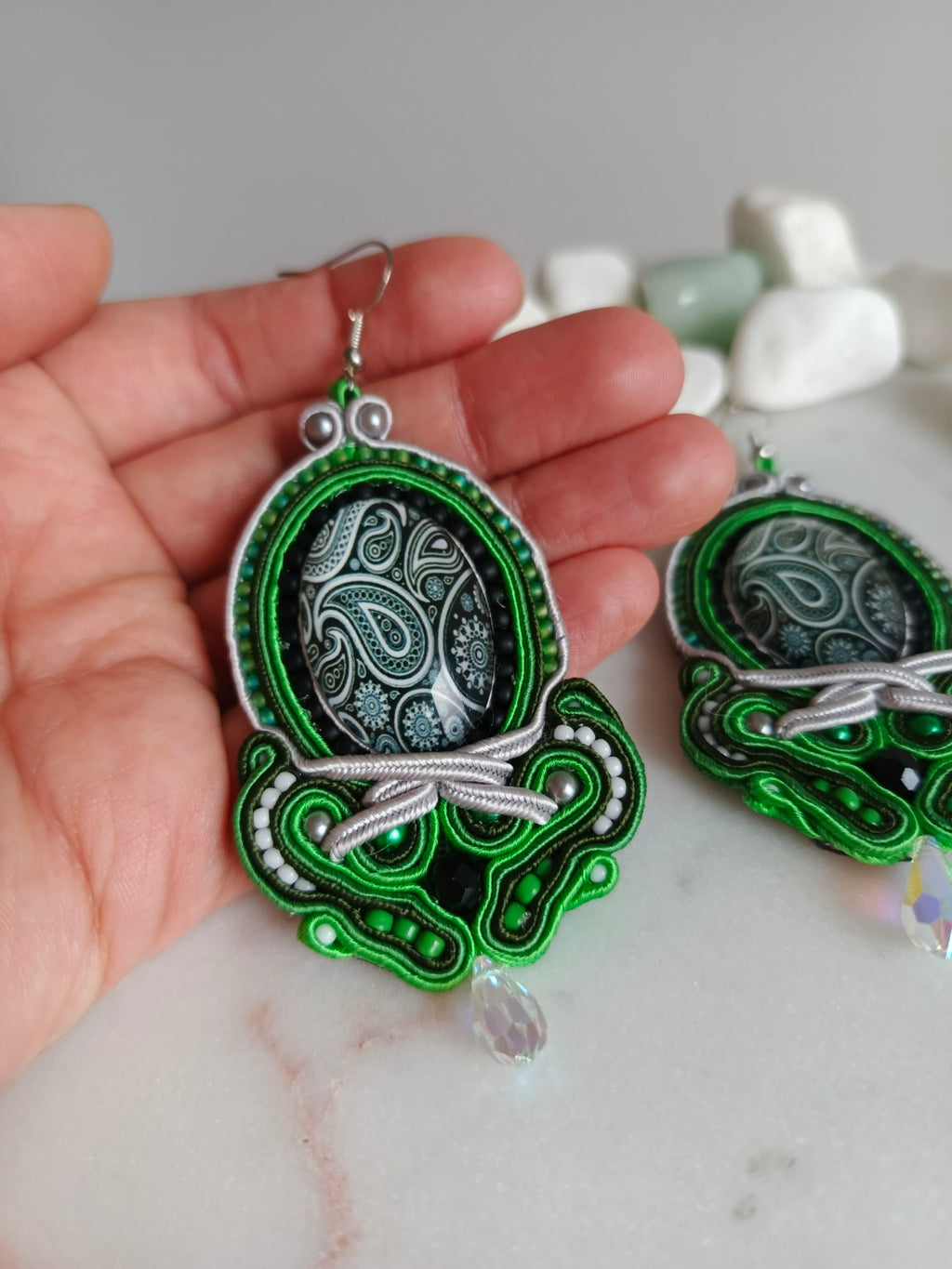 Kolczyki sutasz Green Paisley Gala – duże z kaboszonem paisley