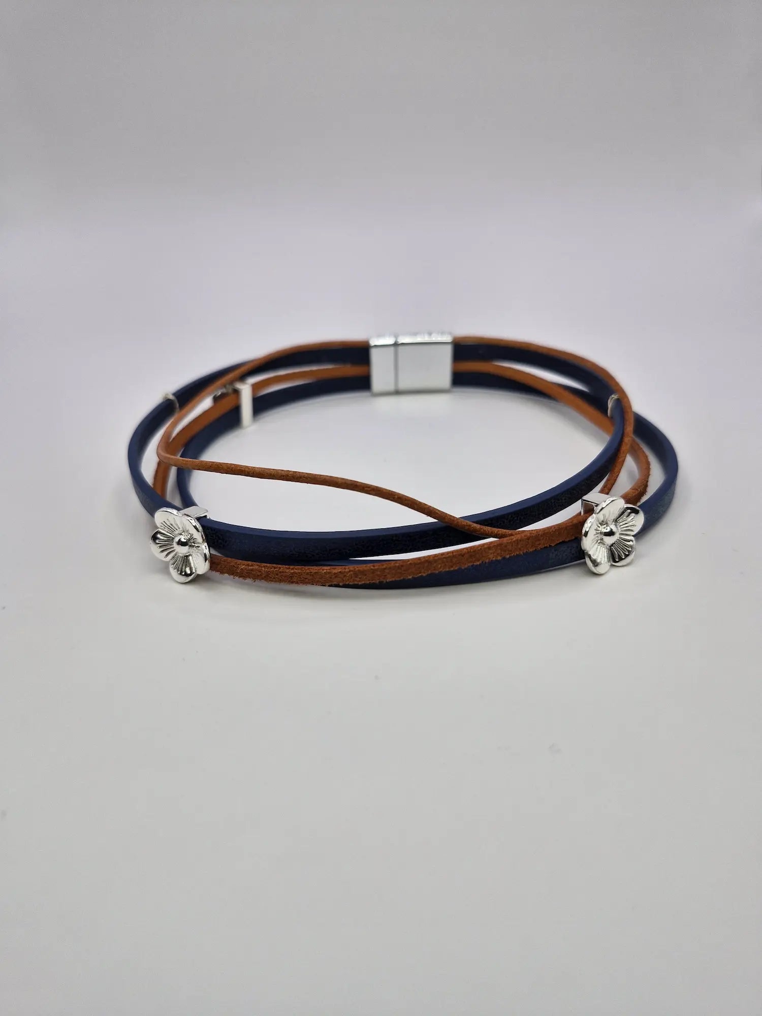 Bransoletka owijana ze skóry eko – granatowa z detalami w kolorze srebra