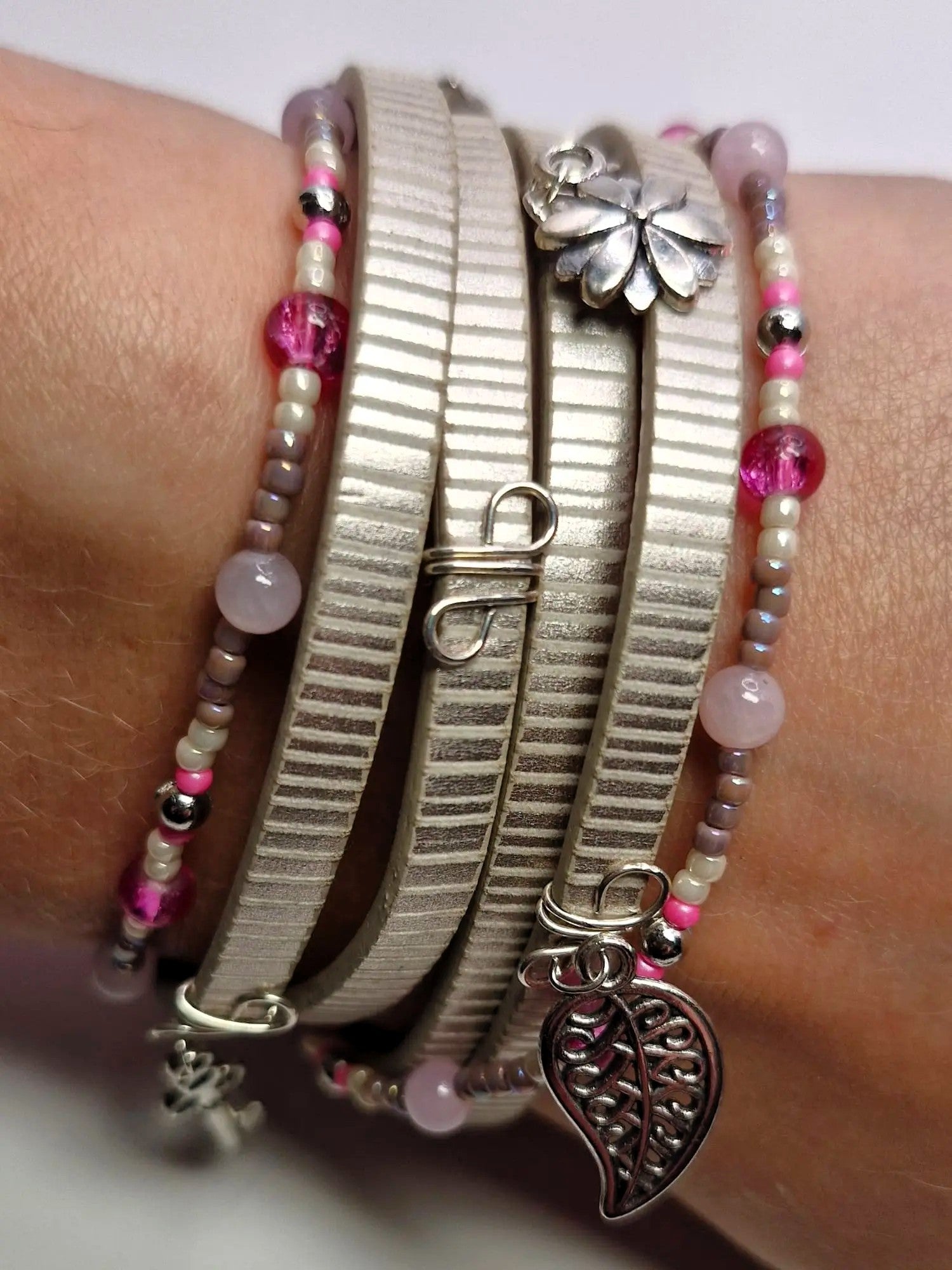 Bransoletka „Silver & Blush Charms” — kremowe pasy z różowym akcentem