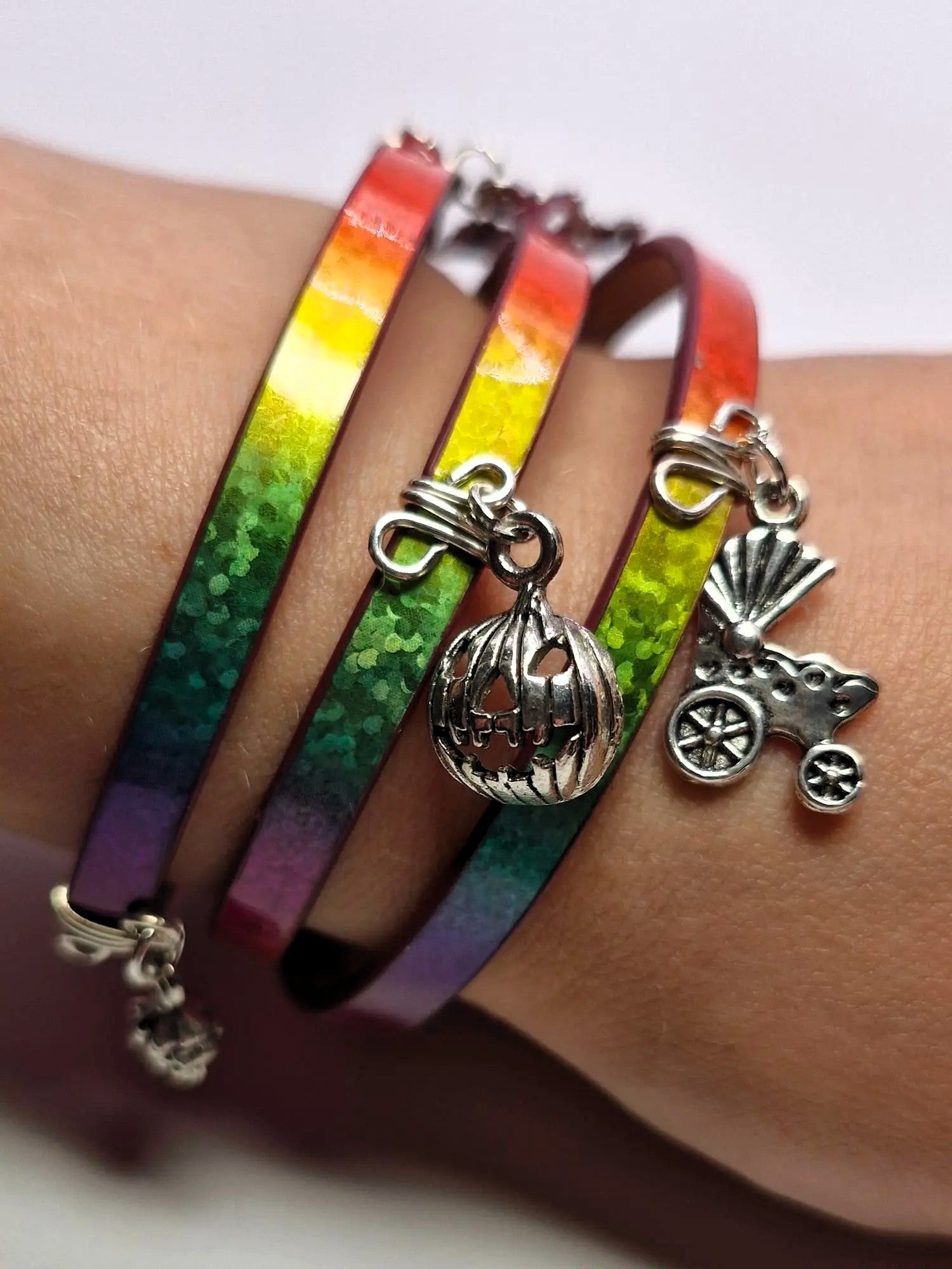 Bransoletka wrap „Neon Ombre Charms” — skóra eco + zawieszki