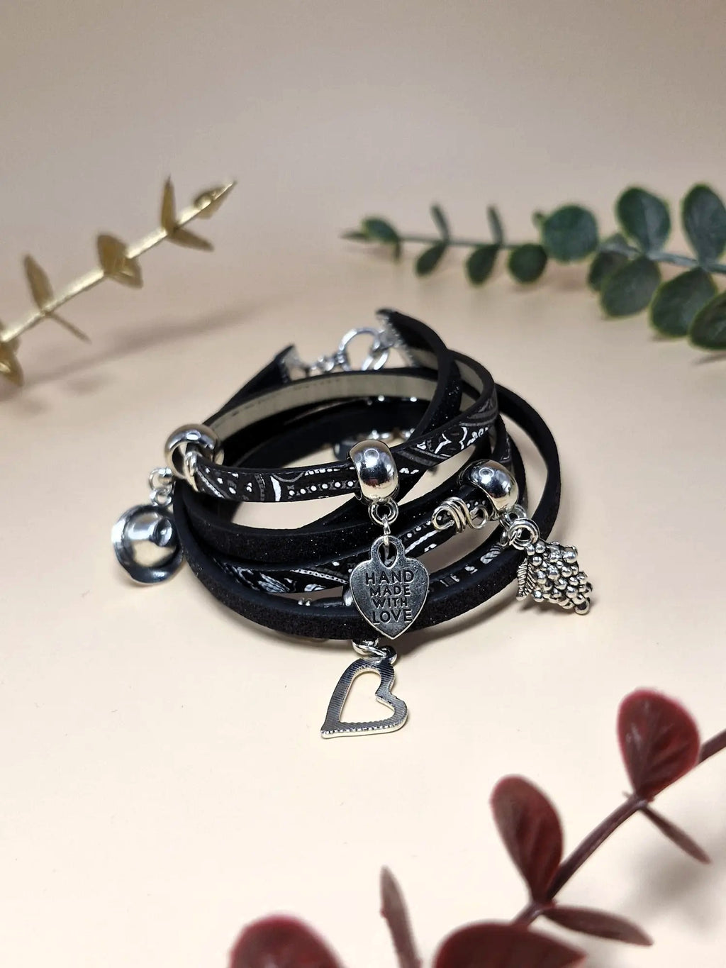 Bransoletka wielopaskowa z zawieszkami – czarna (HANDMADE WITH LOVE)