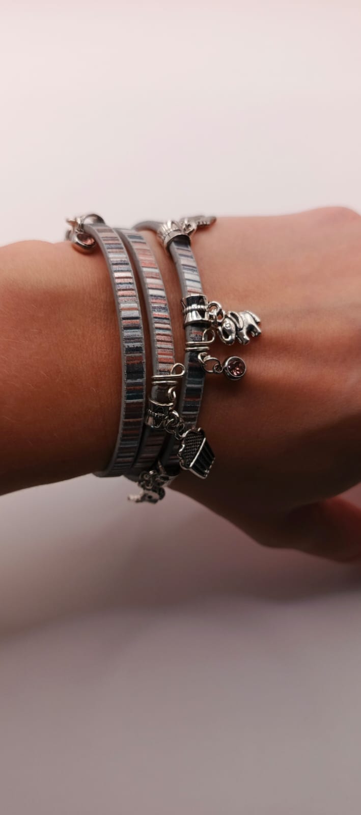 Bransoletka ze skóry eko owijana z zawieszkami – boho stripes