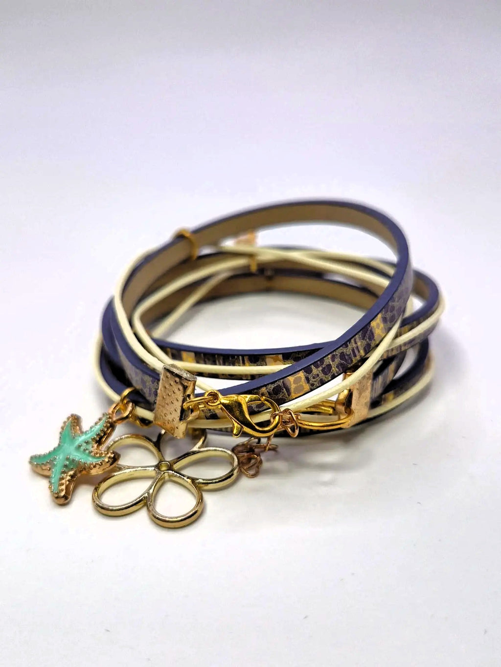 Bransoletka wrap skóra eko „Indigo Charms” — granat ze złotymi zawieszkami