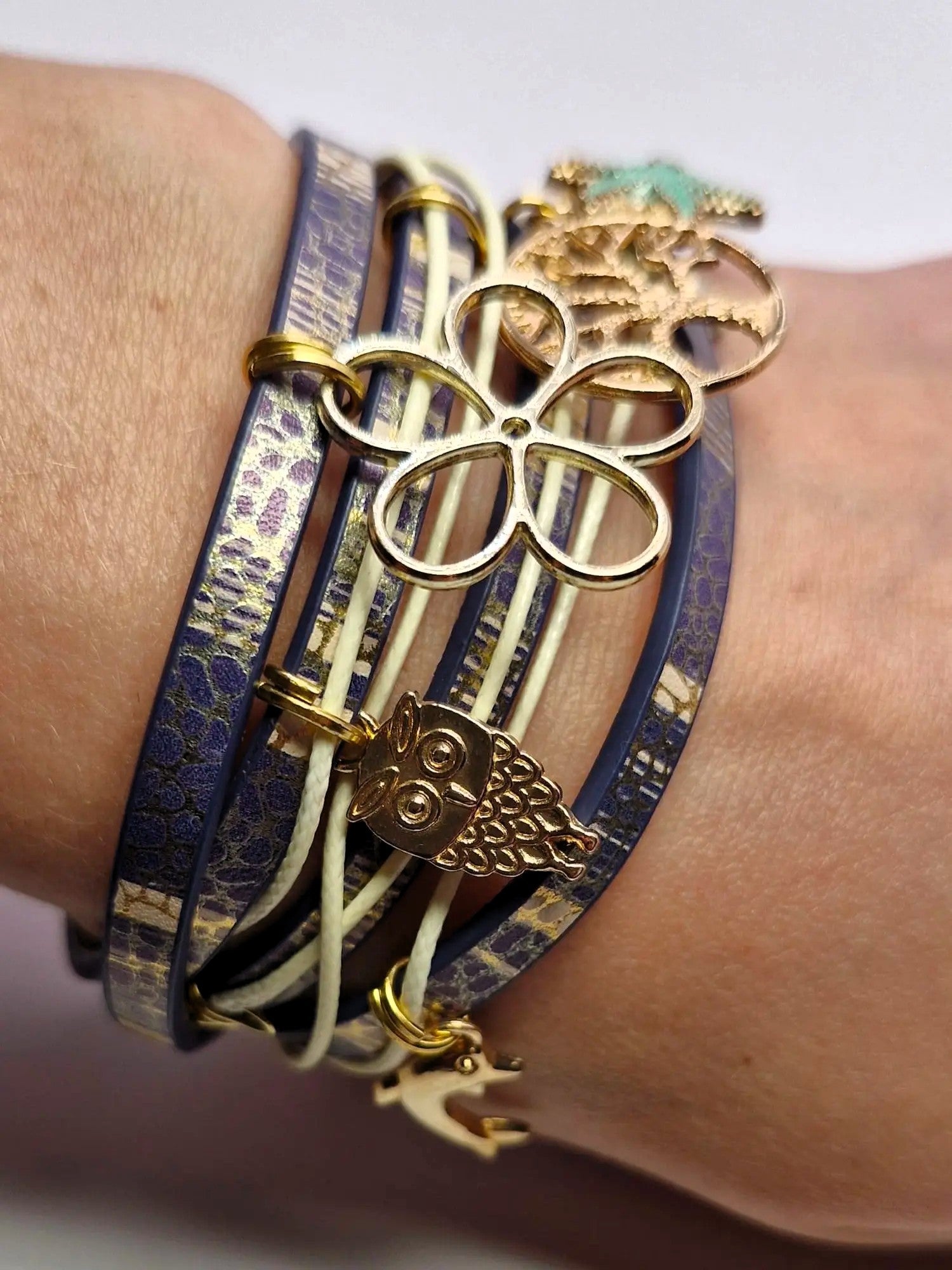 Bransoletka wrap „Indigo Charms” — granat ze złotymi zawieszkami