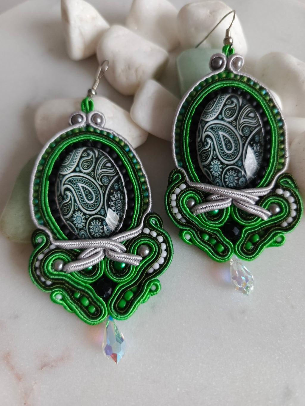 Kolczyki sutasz Green Paisley Gala – duże z kaboszonem paisley