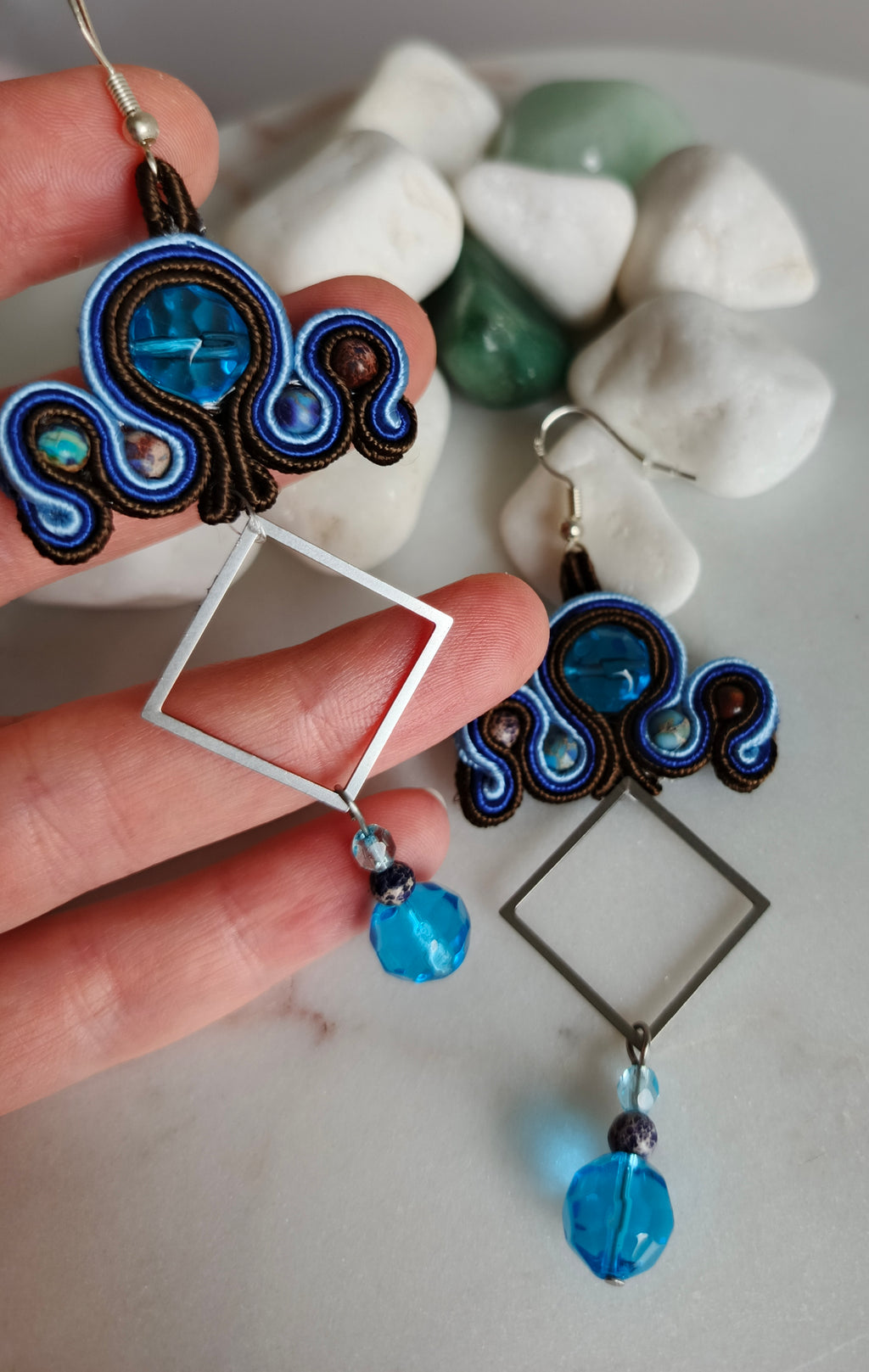 Kolczyki sutasz Blue Geometric – kobalt z geometrycznym rombem