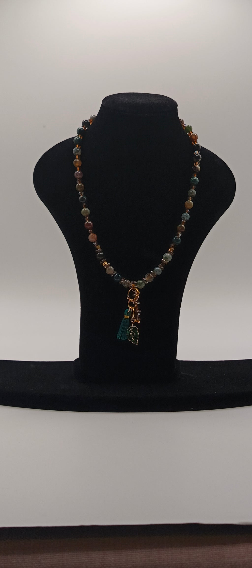 Naszyjnik z kamieni „Leśny Liść” — agat + chwost