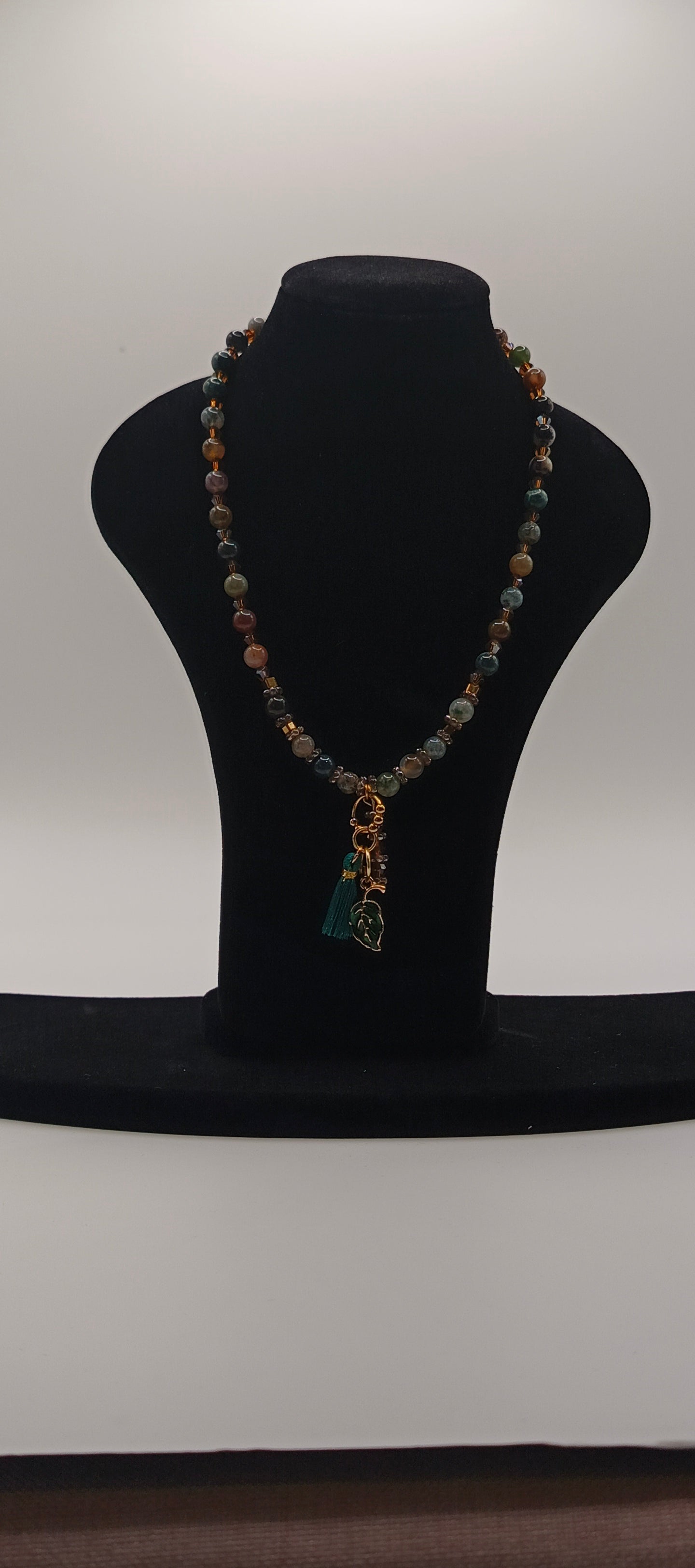 Naszyjnik z kamieni „Leśny Liść” — agat + chwost