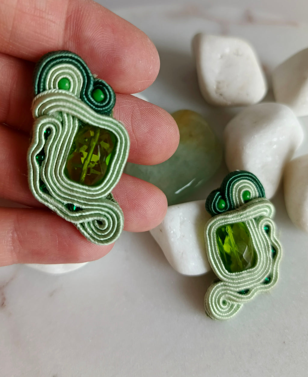 Kolczyki sutasz Lime Twist Mini – limonkowe, asymetryczna linia