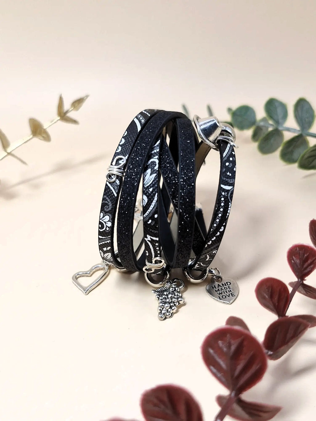 Bransoletka wielopaskowa z zawieszkami – czarna (HANDMADE WITH LOVE)