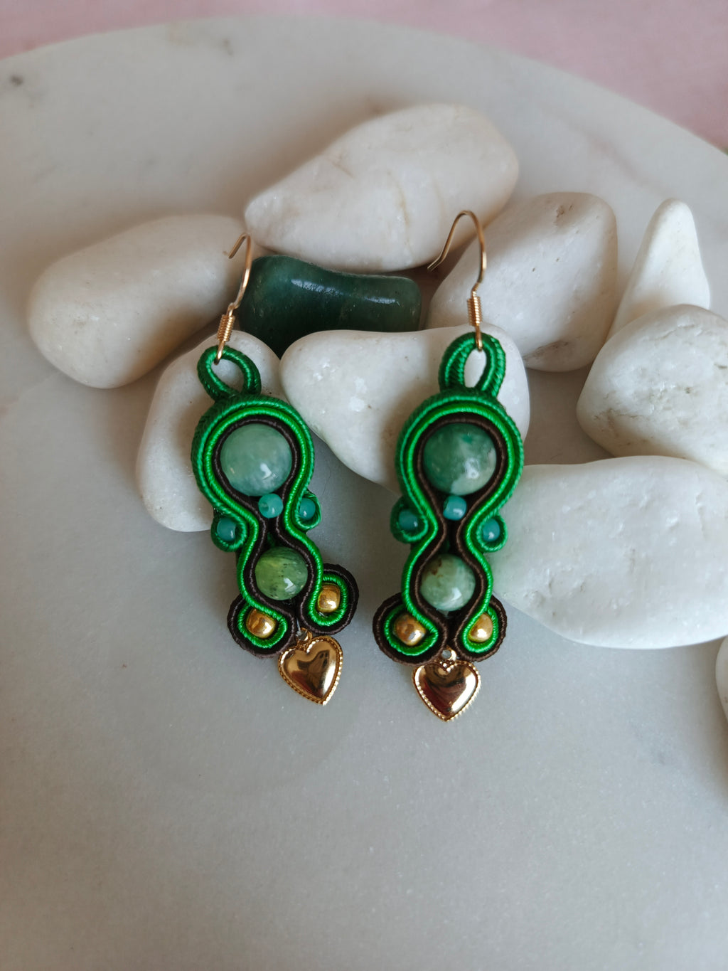 Kolczyki sutasz „Emerald Heart” – zielone kolczyki z kalcytem i złotą zawieszką