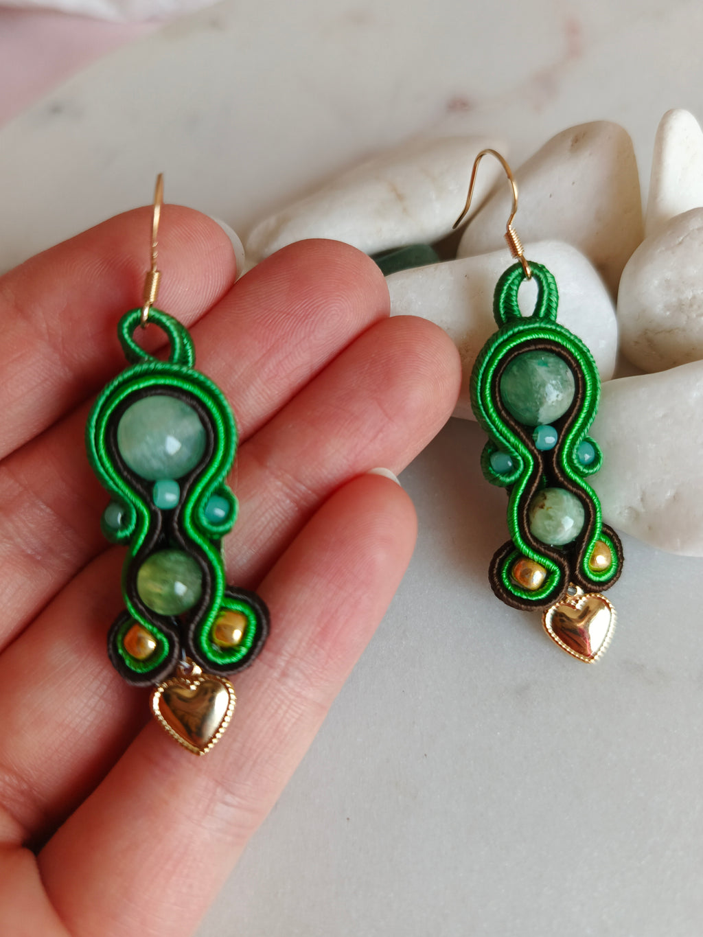 Kolczyki sutasz „Emerald Heart” – zielone kolczyki z kalcytem i złotą zawieszką