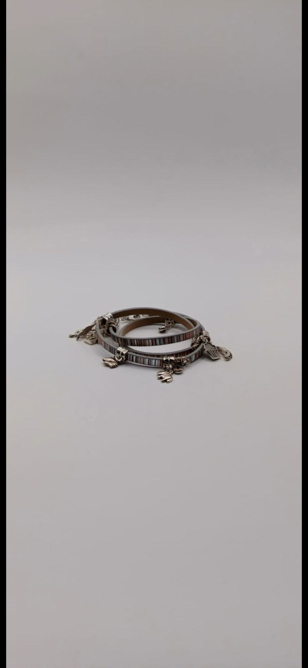 Bransoletka ze skóry eko owijana z zawieszkami – boho stripes