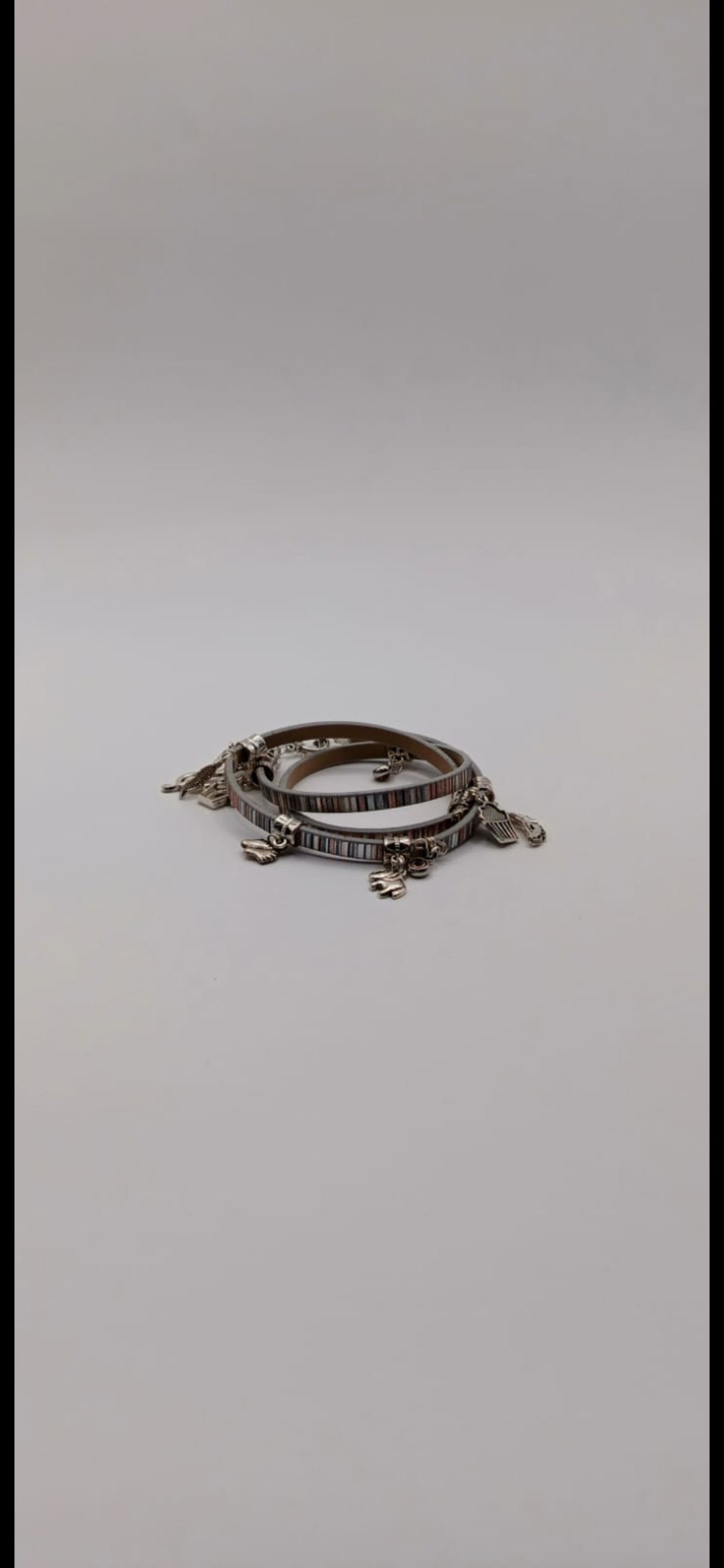 Bransoletka ze skóry eko owijana z zawieszkami – boho stripes