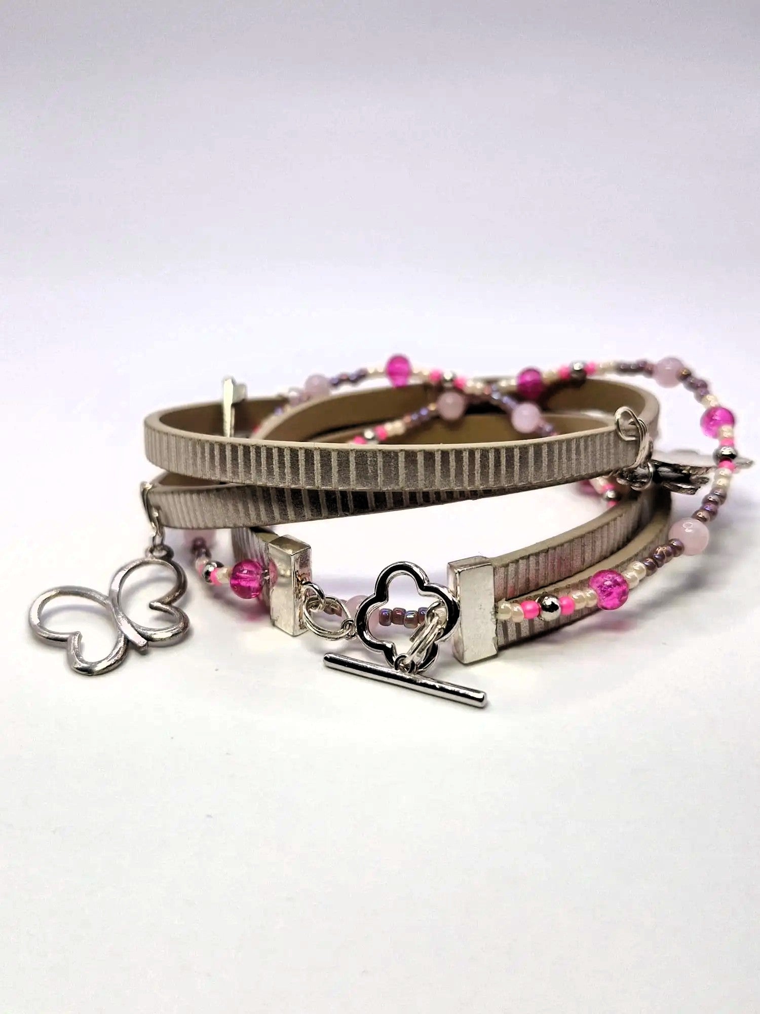 Bransoletka „Silver & Blush Charms” — kremowe pasy z różowym akcentem