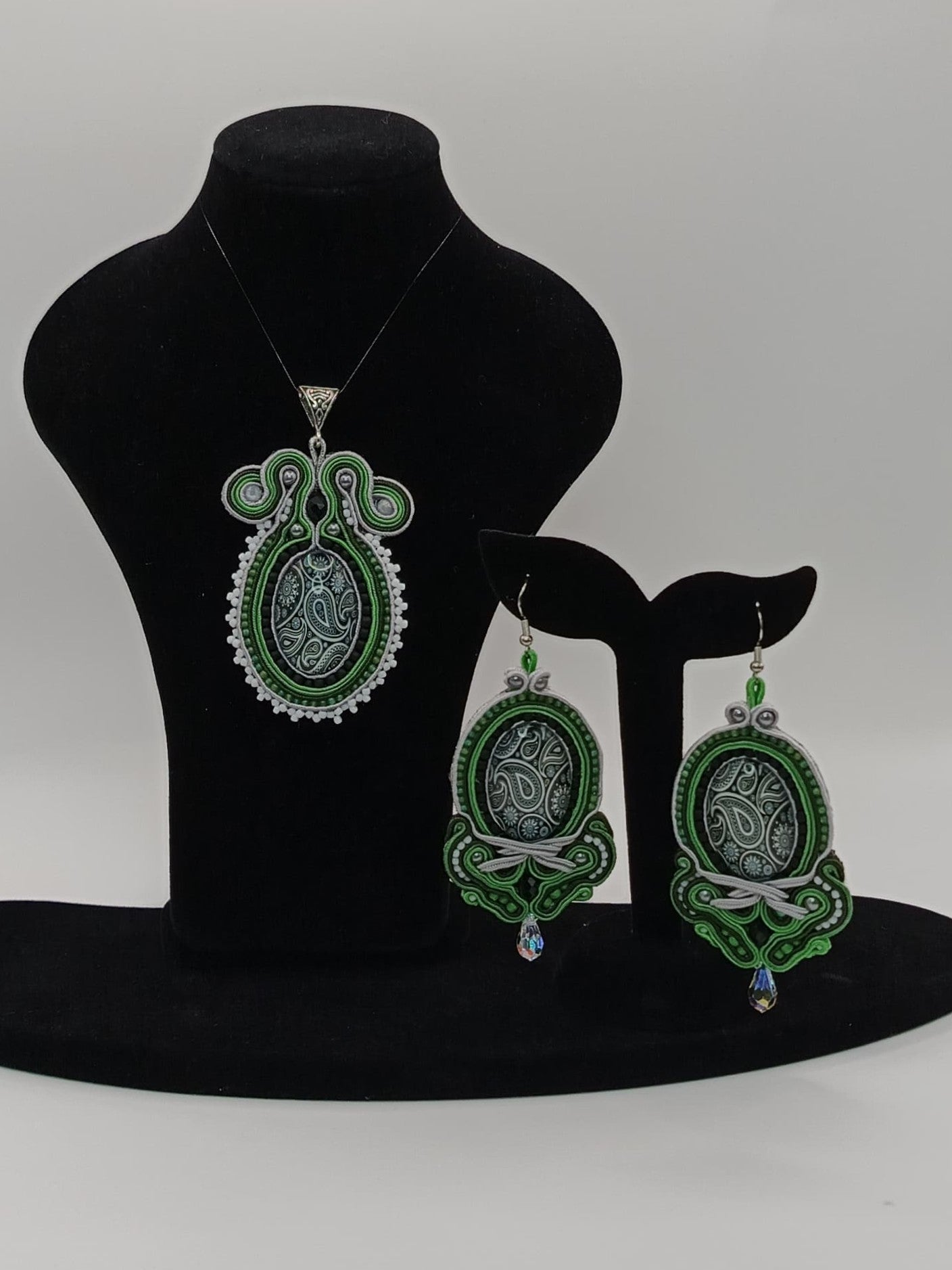 Komplet sutasz „Zielony Paisley” — wisior i kolczyki